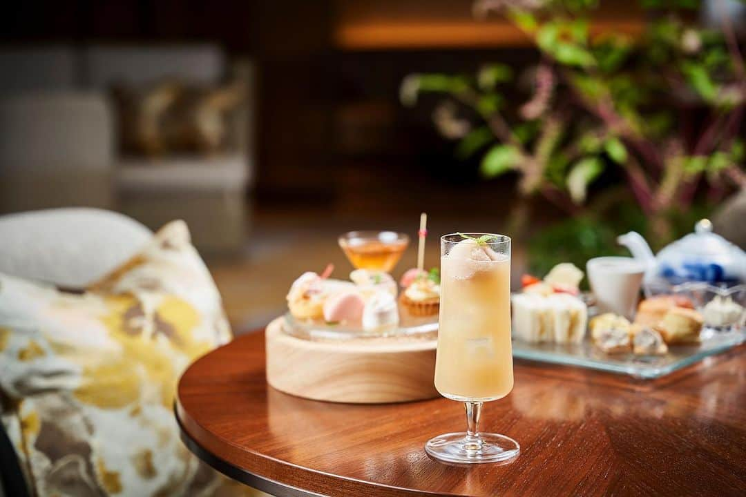 THE WESTIN KYOTO ウェスティン都ホテル京都のインスタグラム：「ティーラウンジ「メイフェア」で8月31日(木)まで開催中のあら川の桃アフタヌーンティーに特別プランが登場！ あら川の桃シャーベットをのせた桃ジュースがついたお得なプランです🍑   【期　間】～8月31日（木） 【販売店舗】2階　ティーラウンジ「メイフェア」 【提供時間】11：30～/12：00～/14：00～/14：30～/15:00～/15:30～（お席は2時間制） 【料　金】5,950円（税サ込み） 【ご予約】プロフィール欄から「Seasonal　Afternoon　Tea」へ   @westinmiyakokyoto to share your images with us!     #あら川の桃　#桃スイーツ　#桃のアフタヌーンティー #アフタヌーンティー　#ヌン活　#afternoontea #威斯汀酒店 #웨스틴 #westin #marriottbonvoy　#京都 #westinmiyakokyoto #ウェスティン都ホテル京都」