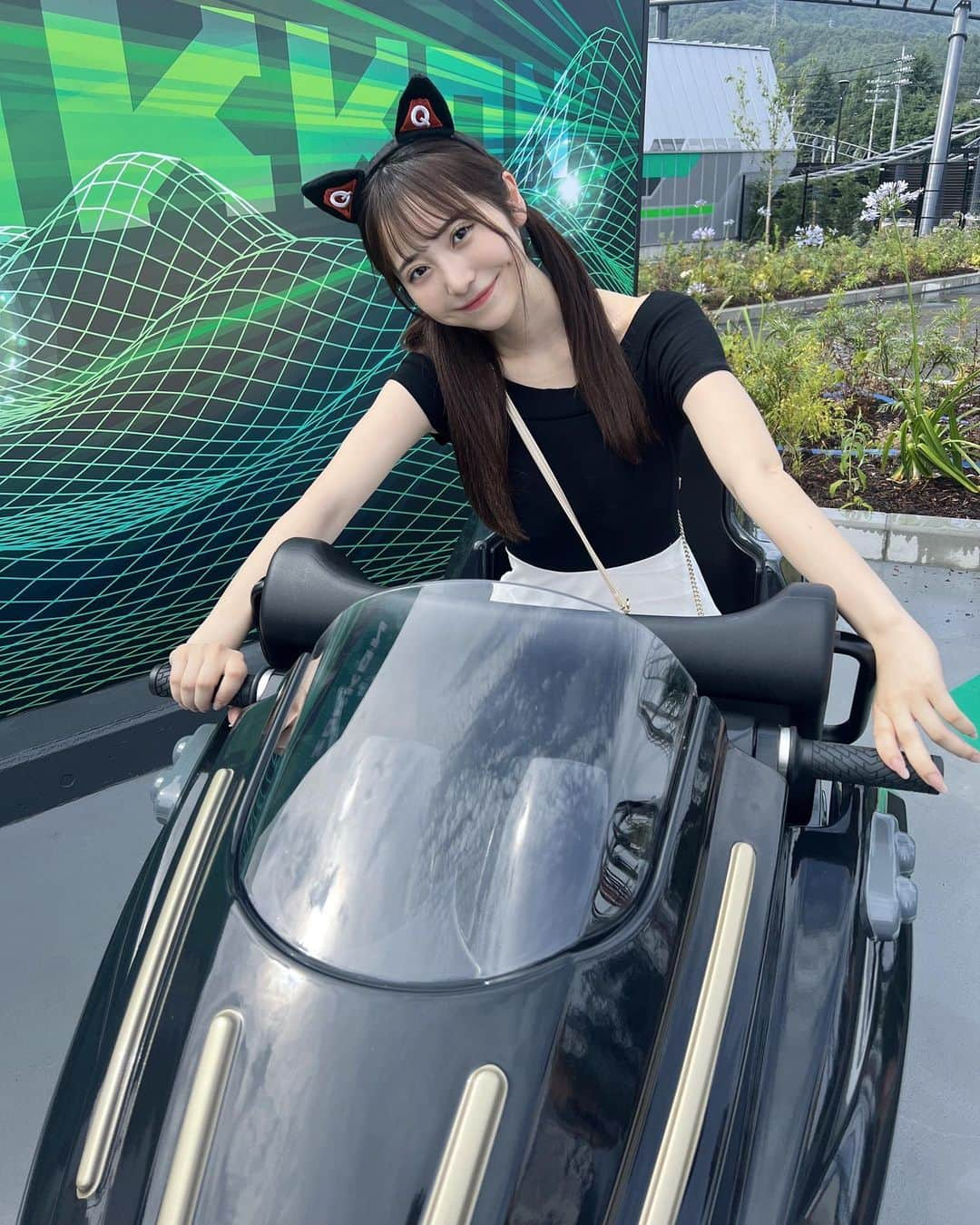 かとゆりのインスタグラム：「富士急に行ってきた🎢 新アトラクションのZOKKONにものってきたよ！！ ジェットコースター大好き人間なので超うれしかった🤸‍♀️🤸‍♀️🤸‍♀️  猫耳までつけて浮かれポンチ🤸‍♂️  @fujikyuhighland  #富士急ハイランド #ZOKKON #富士急にZOKKON」」