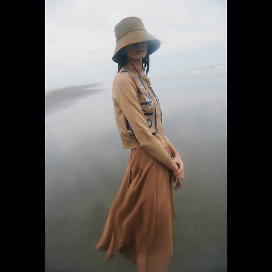 ロペのインスタグラム：「-THE NEW JOURNEY-  ⁡ 2023 Autumn/Winterの ROPÉが掲げるテーマは「シネマティック・ブルジョワジー」。 ⁡ まるでフランス映画のワンシーンのようにドラマティックで、現代を生きる女性にふさわしいシックで力強いピースたち。  ⁡ 誕生から55年を迎え、進化し続ける ROPÉの最上級なスタンダードをお届けします。  ⁡ J'aDoRe JUN ONLINEでご購入いただけます。 ⁡ ⁡ ⁡ @rope_jp @jadorejunonline  #2023autumn #CinematicBourgeoisie #ロペ #ROPÉ #ropejp」