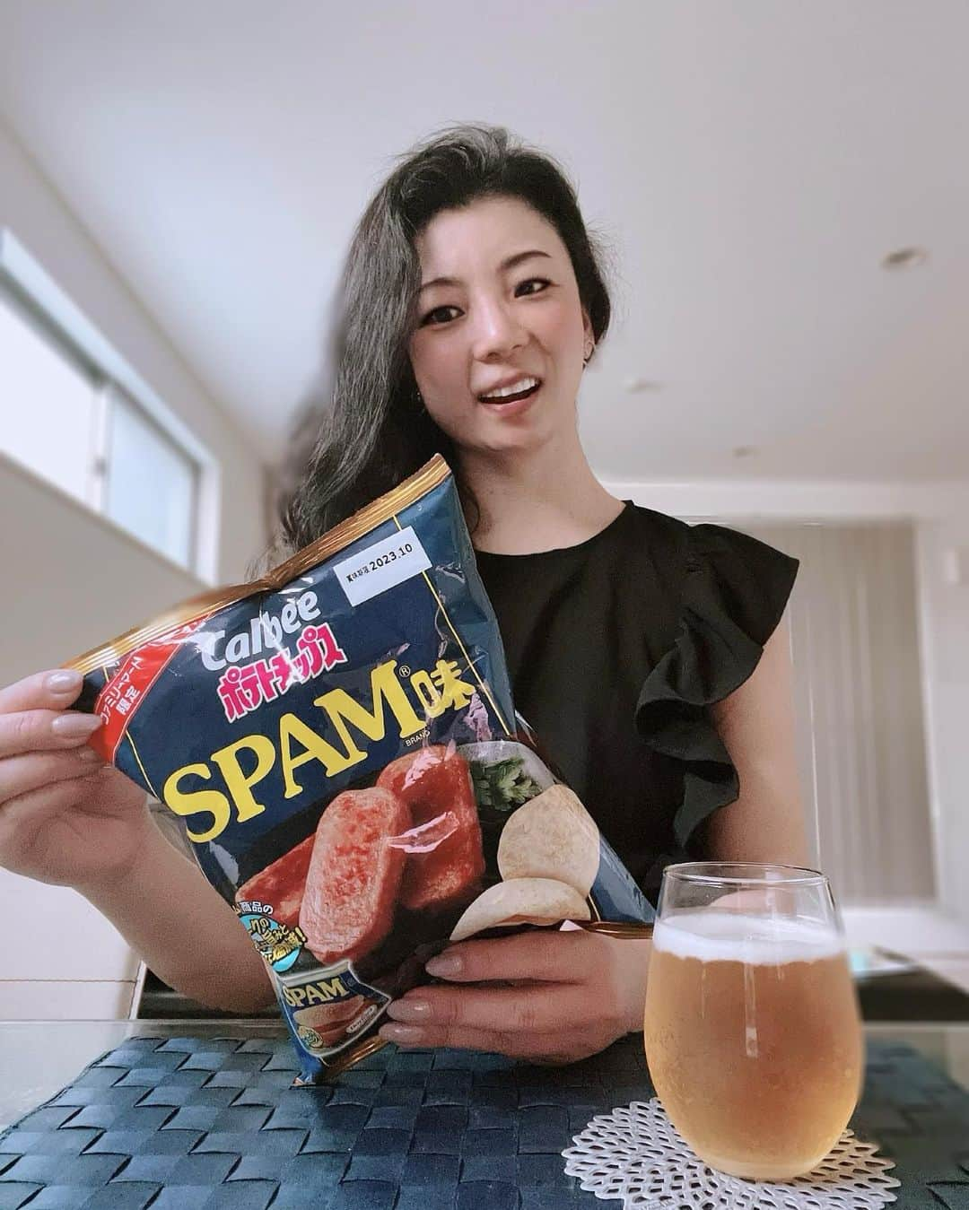 大津弥生のインスタグラム：「. . SPAM CHIPS⁉️ . かなり前ですがストーリーズに投稿したら反響があった、沖縄ファミマ限定のスパム味のポテチ‼️🥔‼️ . ほんとは那覇空港のラウンジで食べようと思って持ち込んだのですが、結局食べずに機内持ち込み💦 . 破裂💥しないで良かった😅 . で、食べてみましたところ #スパム 味が濃厚で美味しゅうございました🤤 . 那覇空港の出発フロア🛫2階のファミリーマートで買いました🩵 . また行くときに忘れないように、自分でも保存しておきます✨ . 沖縄に行かれる予定の方は是非保存を🤣 . 追記: 調べたら沖縄ファミマ限定じゃなく、ファミマ限定みたい💦💦💦 東京のファミマで見たことある方いらしたら、コメントお願いいたします🙏 . 追記: ストーリーズに投稿したけど、東京のファミマに売ってました🤣 . #カルビー #カルビーポテトチップス #ポテトチップス #ポテチ #沖縄 #沖縄限定 #スパム #ポテトチップス47都道府県の味 #カルビーポテトチップス47都道府県の味 #ファミマ #ファミマ限定 #ファミマ限定ポテチ #potatochips #yummy #snacks」