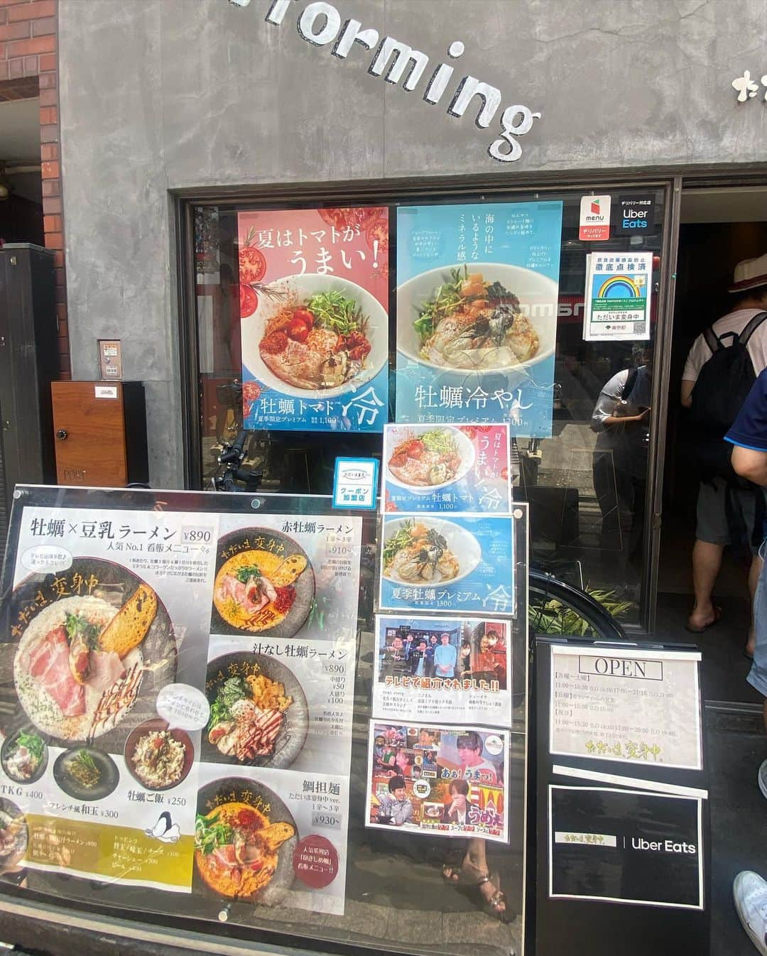 嶋村瞳さんのインスタグラム写真 - (嶋村瞳Instagram)「. 今話題のフレンチ×ラーメン 店名が「ただいま、変身中。」行ってきました🍜  ミシュラン二つ星レストランで副料理長を務め、フレンチ歴14年のシェフが作り上げたここでしか味わえないフレンチ×ラーメン！  祝日もあってかこの日はオープン前から行列できてて、私が入ったあとも並んでましたが、回転早いのですぐ入れます☺️  夏限定の冷し牡蠣トマトを頂きました🍅 食べた1口目が衝撃的。なんて言葉にしたらいいのだろうか☝️パスタのようなでもラーメン！濃厚なスープと酸味のトマトがマッチしててスルスル食べれました🍴 今度は定番と牡蠣と豆乳ラーメンも食べてみたいな( ˶'꒳'˵ )  PR @tadahen.nakano #ただいま変身中 #中野ラーメン #中野グルメ #中野ランチ #牡蠣ラーメン #フレンチラーメン #ラーメン」7月19日 19時11分 - hitomi_shimamura_official