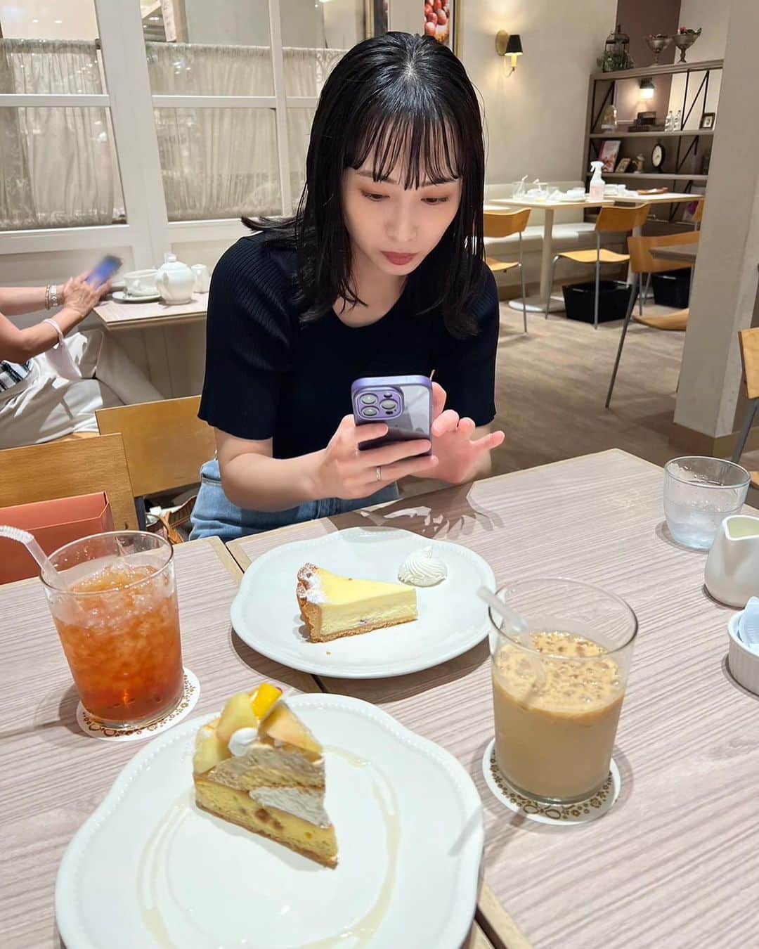 須藤茉麻のインスタグラム：「@kumai_yurina と♡  2人で写真撮るの忘れたね😂 ほんとうちらって写真撮らないよな〜。 むしろ私なんてケーキの写真しか撮ってない。  撮る習慣つけなくちゃ🙃  #誕生日プレゼント  #ありがとう  #次はくまいちゃんの番」