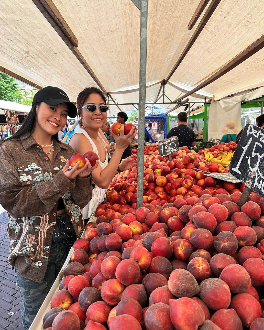 Amata Chittaseneeさんのインスタグラム写真 - (Amata ChittaseneeInstagram)「🍌🍒🍆🫑🍋🍅🥦🌶️🥑🥕 Farmer Market, Rotterdam, the Netherlands #pearypiearoundtheworld  - เก็บบรรยากาศสีสันสดใสของผลไม้และผักต่างๆมาฝากค่า 😍 🍒 ข่วงนี้เป็น ช่วงฤดูร้อนของโซนยุโรป ผลไม้พวก cherry berry เยอะมากๆค่ะ รวมไปถึง peachและ nectarineค่ะ 🍑 แพรเป็นคนชอบเดินตลาดสดมากๆ ได้เห็นความหลากหลาย ผักบางชนิดนี้ไม่รู้จักไปเลย ผลไม้บางอย่าง อ๋อ ที่เมืองไทยก็มี เห็ดนี้หน้าตาน่ารักแหะ มะเขือเทศลูกใหญ่สวยจัง มันสนุกดีนะ 😄」7月19日 19時11分 - pearypie