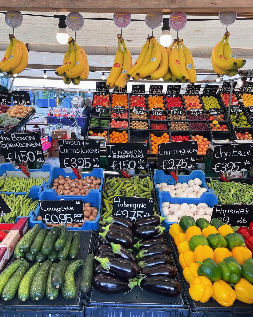 Amata Chittaseneeさんのインスタグラム写真 - (Amata ChittaseneeInstagram)「🍌🍒🍆🫑🍋🍅🥦🌶️🥑🥕 Farmer Market, Rotterdam, the Netherlands #pearypiearoundtheworld  - เก็บบรรยากาศสีสันสดใสของผลไม้และผักต่างๆมาฝากค่า 😍 🍒 ข่วงนี้เป็น ช่วงฤดูร้อนของโซนยุโรป ผลไม้พวก cherry berry เยอะมากๆค่ะ รวมไปถึง peachและ nectarineค่ะ 🍑 แพรเป็นคนชอบเดินตลาดสดมากๆ ได้เห็นความหลากหลาย ผักบางชนิดนี้ไม่รู้จักไปเลย ผลไม้บางอย่าง อ๋อ ที่เมืองไทยก็มี เห็ดนี้หน้าตาน่ารักแหะ มะเขือเทศลูกใหญ่สวยจัง มันสนุกดีนะ 😄」7月19日 19時11分 - pearypie