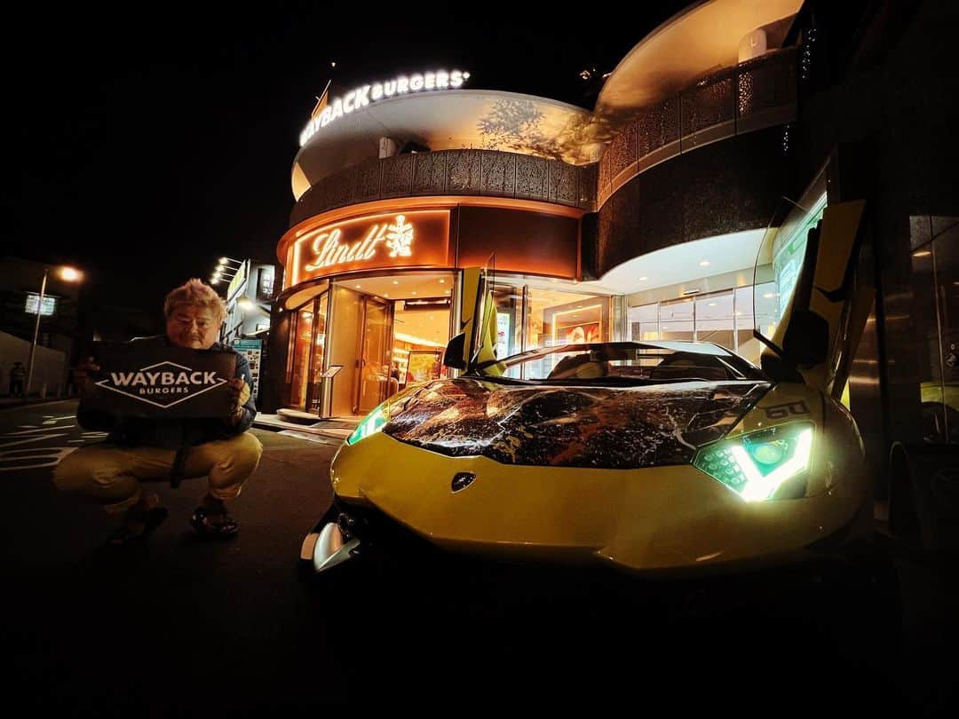 諸星伸一のインスタグラム：「⭐️WAY BUCK⭐️  四方堂会 WAY BUCK  burgers 表参道 貸切✨  ビーガンフォアグラとビーガンキャビアが話題のお店🍔  #四方堂亘 #四方堂会 #表参道 #waybuckburgers #lamborghini #ランボルギーニ #morohoshi #諸星伸一 #fightingstar #ファイティングスター #fsbk #世界最強モロックマ #世界最強諸星一家 #諸星一家 #powercraft  #lexani #lexanijapan #rockford #tokyo #japan  楽しい楽しい時間でした✨  ありがとうございました✨」