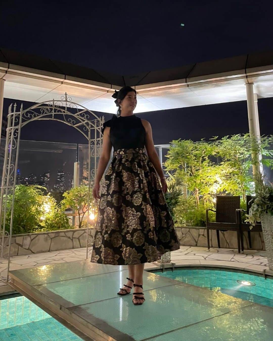 大津弥生のインスタグラム：「. . ディナー🍽️ @legiantokyo で着ていたワンピースは @shein_japan の✨ . なんと割引で2,955円で買えました‼️ . フリルトリム ジャガード コンボドレス マルチカラー 商品ID: 878983 . 後ろファスナーで着やすいし、スカート部分はかなり光沢があり、一枚で着れてチキンと感あります🥂 . #besheinモデル をつけて投稿すると公式に取り上げられたり、ギフトカードが当たるチャンスがあるみたい🫧 . クーポンコード:122swim 0-5999円で15%オフ 6000円以上で20％オフ 有効期限:2023/08/31 . サンダル: @foo_select  . #besheinmodels #SHEINコーデ #SHEIN #SHEIN購入品 #今日のコーデ #購入品紹介 #fashion #fashionista #ootd #dress #fashionblogger #onepiece #シーイン #ファッション #コーデ #ootdfashion #ootdshare」