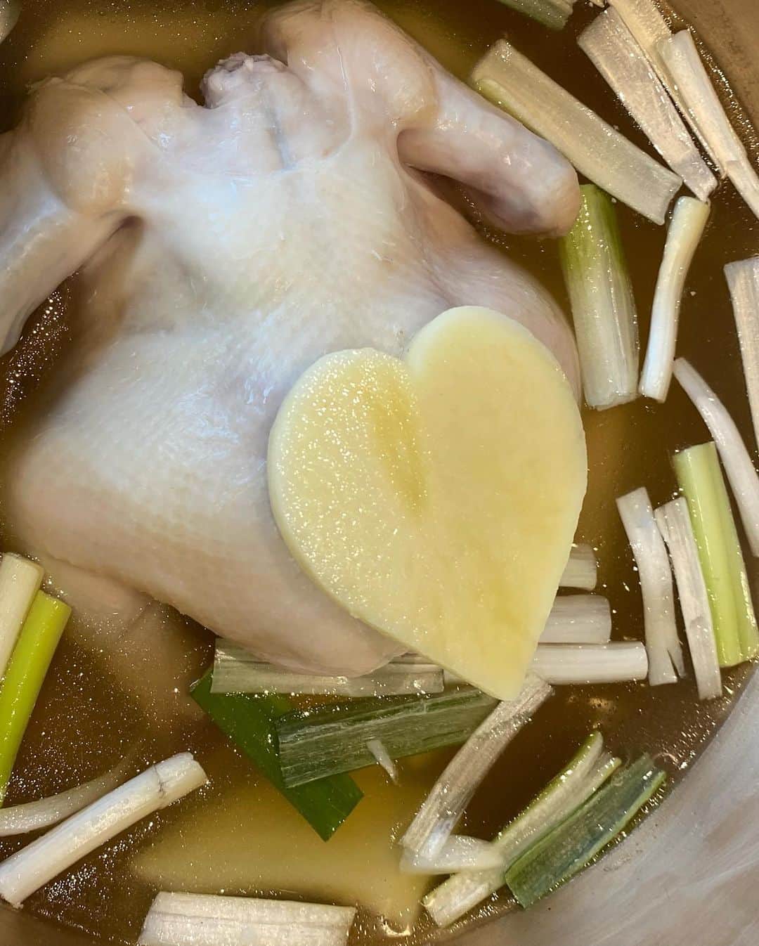 和田瞳さんのインスタグラム写真 - (和田瞳Instagram)「何枚目がすき？  新大久保にタッカンマリを食べに行ったときの🐓🤍 特にスープが美味しすぎて飲み干してしまうくらいすき。  トップスは @abitokyo_collection のもの。 デザインかわいすぎる〜しかも2wayで着回ししやすいの！！  tops : #abitokyo  . . . #アビトウキョウ #PR」7月19日 19時18分 - hitogram0218