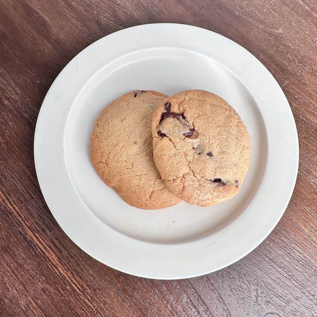 大野いとのインスタグラム：「チョコチャンククッキー🍪 作りしました☺️チョコはビター🍫 #手作りお菓子  #チョコチャンククッキー」