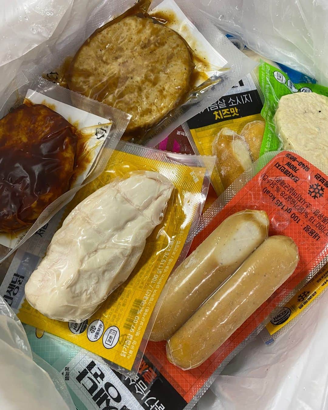 デヒョン のインスタグラム：「성민이형 고마워요!!! 닭가슴살은 무조건 더베네푸드 👍 맛있게먹자💪」