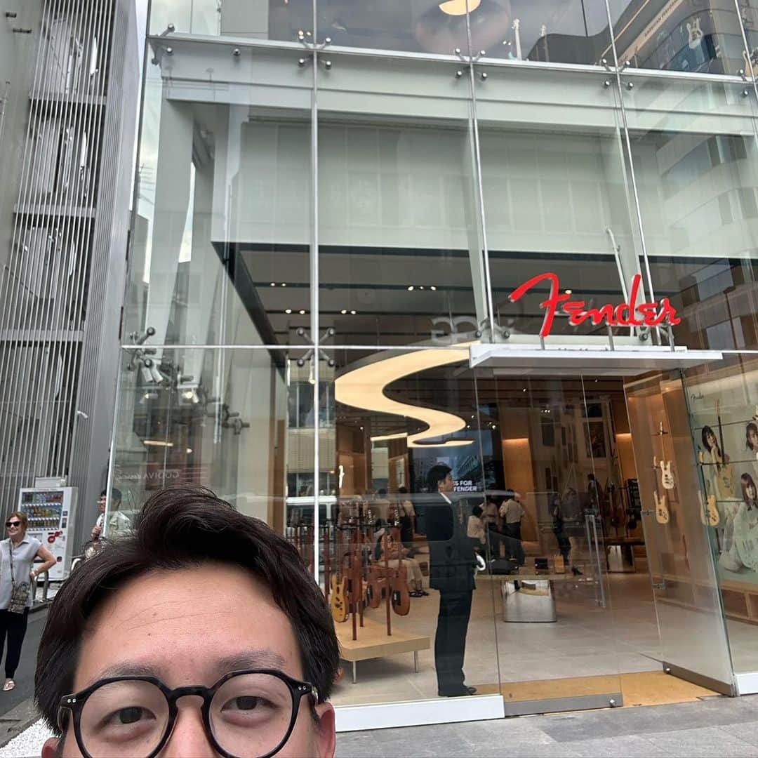 平松修造のインスタグラム：「照れ臭さと戦いながら自撮り  いざ、Fender Flagship Tokyo!! 気になっていたけどようやく行けた!!  まさに眼福！！ Tシャツ2枚も買ってしまった👕 並べられているギター見るだけでニヤニヤしていた ジャガーほしいなぁーー🎸  #fender #guitar」