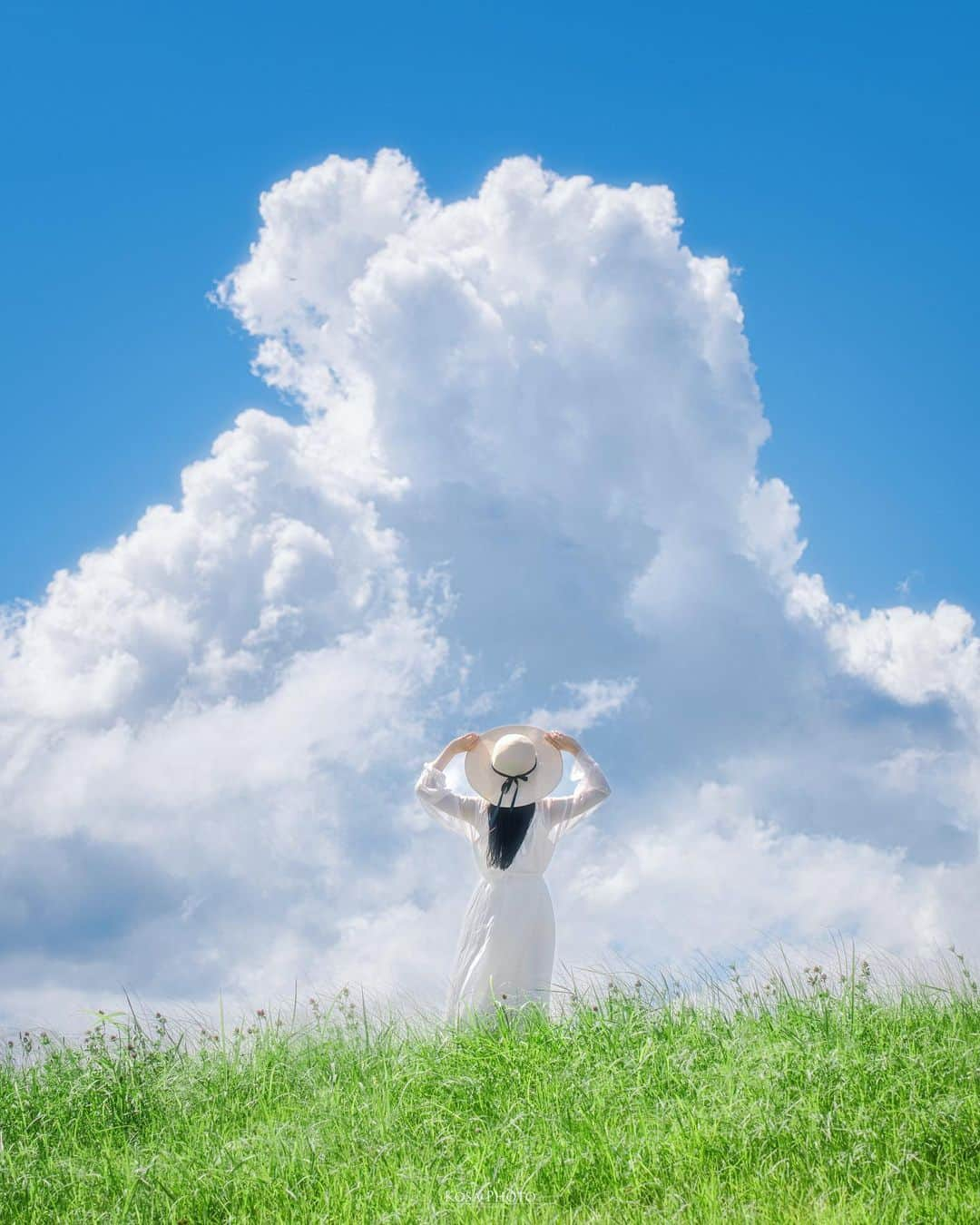 コサさんのインスタグラム写真 - (コサInstagram)「夏雲  昨年、ここで夏雲を撮ったよなぁ～って思ってたら なんと今年もモリモリしてる雲を発見❣️  夏雲ってゆっくり変化しているように思うけど、撮影する側から見ると変化が激しいのよ💦 . Location:徳島 Tokushima / Japan🇯🇵 Date:2023年7月 Camera:Z9 / 60-600mm in frame: @chami_2nd . #夏雲 #tanddフォトコンテスト2023 #discover #nikoncreators #nikoncreators_2023joy #Japan_Daytime_View #ポトレファン倶楽部 #ポトレ撮影隊 #jp_mood #その瞬間は永遠の思い出 #jp_portrait部 #何気ない瞬間を残したい #shikokucameraclub #m_v_shotz  #memory_photo_studio #じゃびふる #raw_japan #nipponpic_member #deaf_b_j_ #みんすと #tokyocameraclub #art_of_japan_ #jgrv_member #team_jp_ #photo_jpn #sorakataphoto #LBJ_KING #mst_vip #広がり同盟メンバー #special_spot_legend」7月19日 19時20分 - kosa_photo