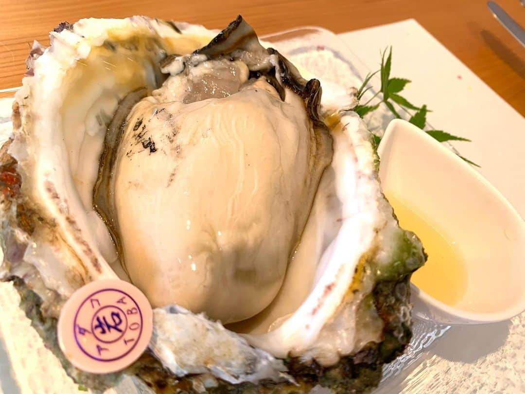 竹田恒泰のインスタグラム：「鳥羽市畔蛸（あだこ）のOYSTER HOUSE Growで、巨大な岩牡蠣を頂きました。風味がよく、かなりの美味しさです。  お父さんが養殖の技法を確立し、長男が養殖を担当、次男が店を担当という素敵な組み合わせです。  伊勢までいらしたら、ぜひお立ち寄りください。」