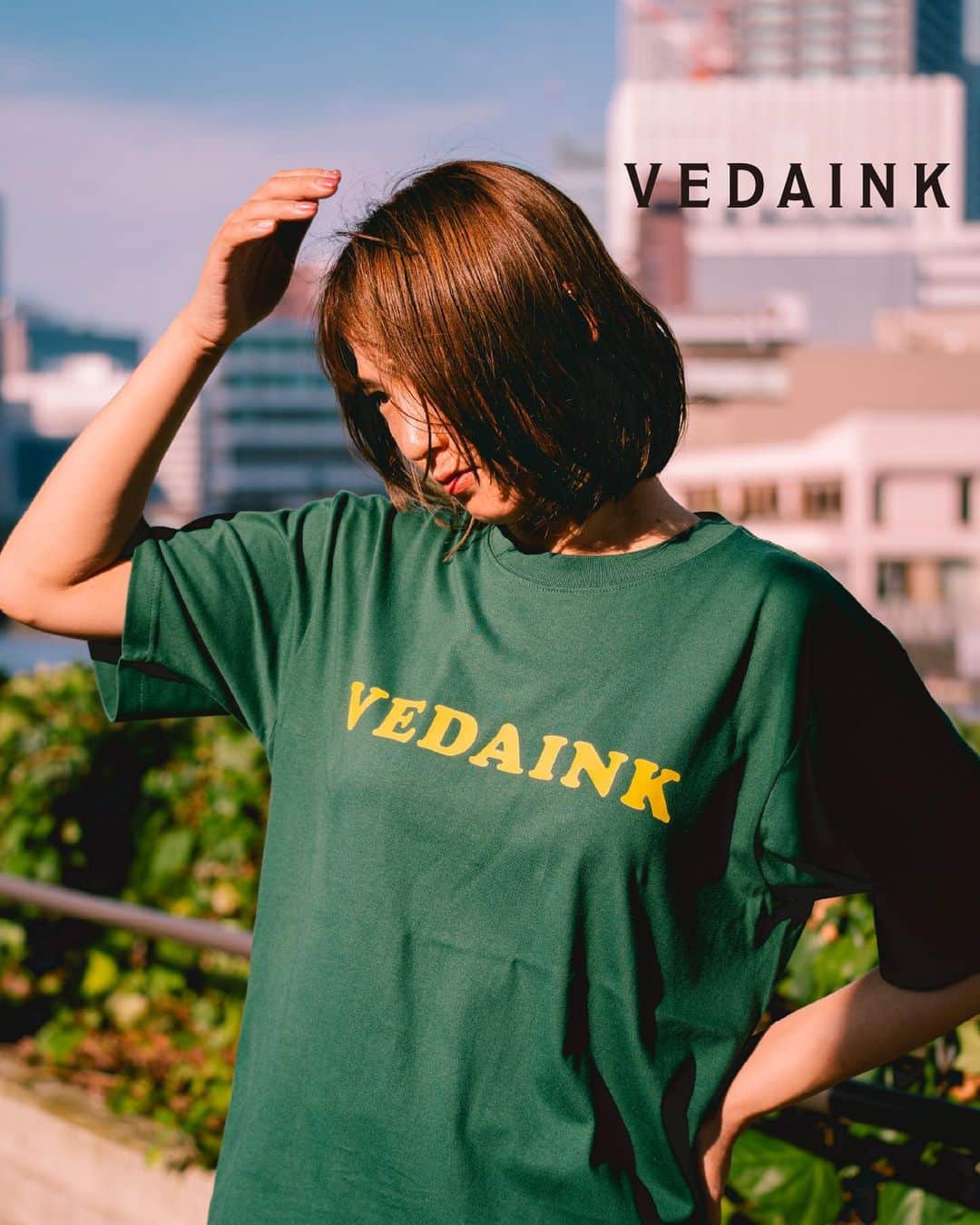 VEDAINK （ヴェーダインク）のインスタグラム：「#Tシャツはシンプルがいい グリーン特集  緑はいろんな色と合わせやすい。 ベージュやブラウンなどのアースカラーに、 黄やオレンジなどのネオンカラー系もGOOD。  ぜひ、夏の空に映える組み合わせを探してみて。  📲詳しくはプロフィールのURLをタップ 衣類のロゴ印刷は @vedainkjp へ  ーーーーーーーーーーーーーーーーー ▼VEDAINK LINE公式アカウント LINE＠友達登録でカンタンお問い合わせ！ ハイライト欄の「注文・相談」をチェック🔍 ーーーーーーーーーーーーーーーーー  #VEDAINK #ヴェーダインク」