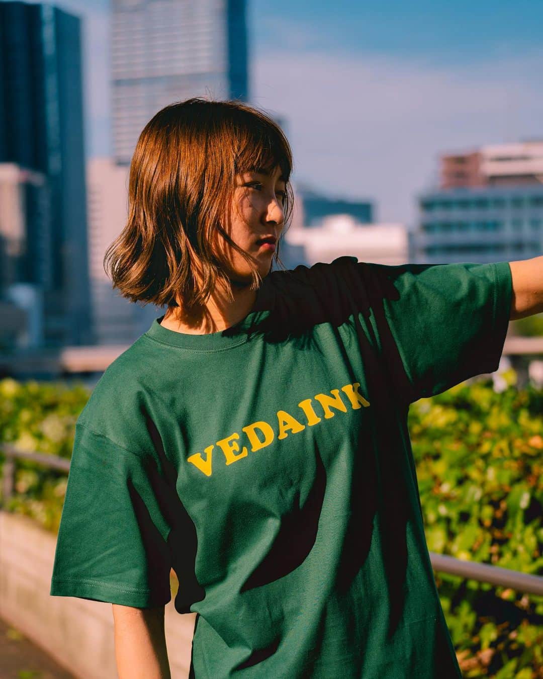VEDAINK （ヴェーダインク）さんのインスタグラム写真 - (VEDAINK （ヴェーダインク）Instagram)「#Tシャツはシンプルがいい グリーン特集  緑はいろんな色と合わせやすい。 ベージュやブラウンなどのアースカラーに、 黄やオレンジなどのネオンカラー系もGOOD。  ぜひ、夏の空に映える組み合わせを探してみて。  📲詳しくはプロフィールのURLをタップ 衣類のロゴ印刷は @vedainkjp へ  ーーーーーーーーーーーーーーーーー ▼VEDAINK LINE公式アカウント LINE＠友達登録でカンタンお問い合わせ！ ハイライト欄の「注文・相談」をチェック🔍 ーーーーーーーーーーーーーーーーー  #VEDAINK #ヴェーダインク」7月19日 19時26分 - vedainkjp
