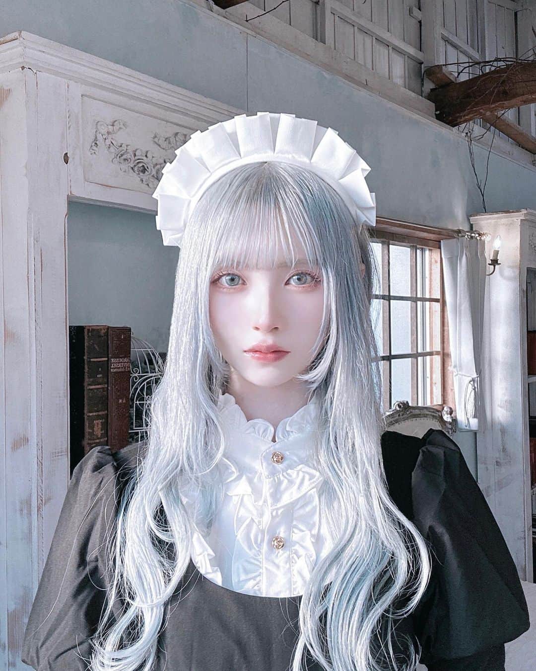 仲川琉菜のインスタグラム：「撮影してきました📷  @raiya.sato さんに髪の毛全部お願いしました!! 薄い水色🩵エクステも復活〜〜  メイド服続いちゃったｽﾐﾏｾﾝ」