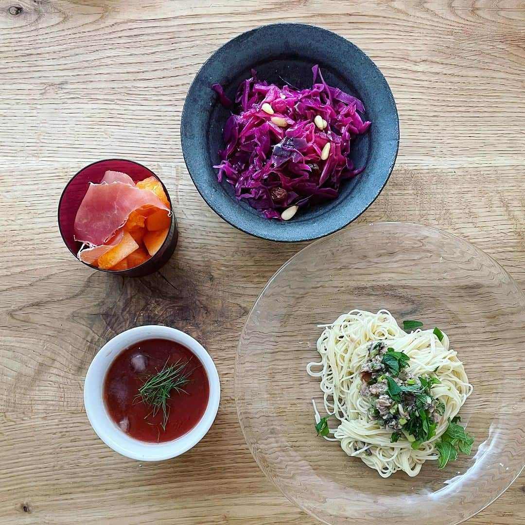 若山曜子さんのインスタグラム写真 - (若山曜子Instagram)「暑すぎて麺ばっかり食べてますが、多分大学の頃覚えて、人生で1.2を争う回数作ってきたのは、このオイルサーディンと梅のパスタ。（双璧をなすのはシンプルなトマトパスタとケンタロウさんレシピのツナマヨパスタかなあ。）  試作にきたまなみちゃんがすごい美味しい👀❤️と言ってたので盛り付け雑な写真しかないけど覚書です。 パスタはやっぱりカッペリーニが馴染みがいい。おまけに茹でる時間短くて助かります。  主役の材料じゃないものは、なくてもいいや、と、なしで作っちゃうことも多いのだけど、小さなものでもこれがないと作っても意味がない、、と諦めることもあります。 このパスタの場合は、大葉！ないなら諦めて作らない。 夏のお料理は特に、薬味的なものが揃わないと本当に心底がっかり、画竜点睛を欠きます。  なにはなくても常に香菜、大葉は、ほしい。葱と茗荷とディルかミントかイタリアンパセリもあると嬉しい。  逆にそのあたり何か2.3冷蔵庫にあれば何となく美味しいものができる気がしています。 ディルとか香菜もベランダで育てられたらいいんですが、幾度となく枯らしたので、、もう諦めてます。いつか何でも庭からとってこれる、なんて家に住みたいものです。  ちなみに。ハーブ類は立ててガラス瓶に入れて冷蔵庫保存しています。（1番下に湿らしたキッチンペーパーいれてますがハーブを洗えば、その水気だけでなくてもいいかも。）  ジャーサラダの仕事の時に、某大学の食品微生物学研究室の教授からデータをもらって説明を受けたのですが、ガラスは雑菌が繁殖しづらい上に、密閉すれば葉物が呼吸する時に出す二酸化炭素が充満するため、酸化からの腐敗を抑制するんだそうで、、確かにめちゃめちゃ持ちます。  【オイルサーディンパスタ】2人分 オイルサーディン　1缶 梅 一つ（叩く オリーブオイル　大さじ2から3 大葉　千切り　5枚から10枚 万能ネギ　みじん切り　適量 塩、胡椒 パスタ2人分 （カッペリーニは茹でるとけっこう増えるので2人で100gとかでもいい気がします。）  ①パスタを時間通りより少し長めに茹でて水で締める。おすすめはカッペリーニ。  ②ボウルにオイルサーディンを入れてフォークで潰す。梅とオリーブオイル、葱、大葉を入れてパスタと混ぜる。塩胡椒で味を整える  献立 生ハムメロン 紫キャベツマリネ （#アペロ　のブルーベリーをレーズンに） ガスパチョ　ディルときゅうり  #ラクしたい日のごはん　#若山家ごはんおひるごはん #冷たい麺　#冷製パスタ　#パスタレシピ」7月19日 19時30分 - yoochanpetite