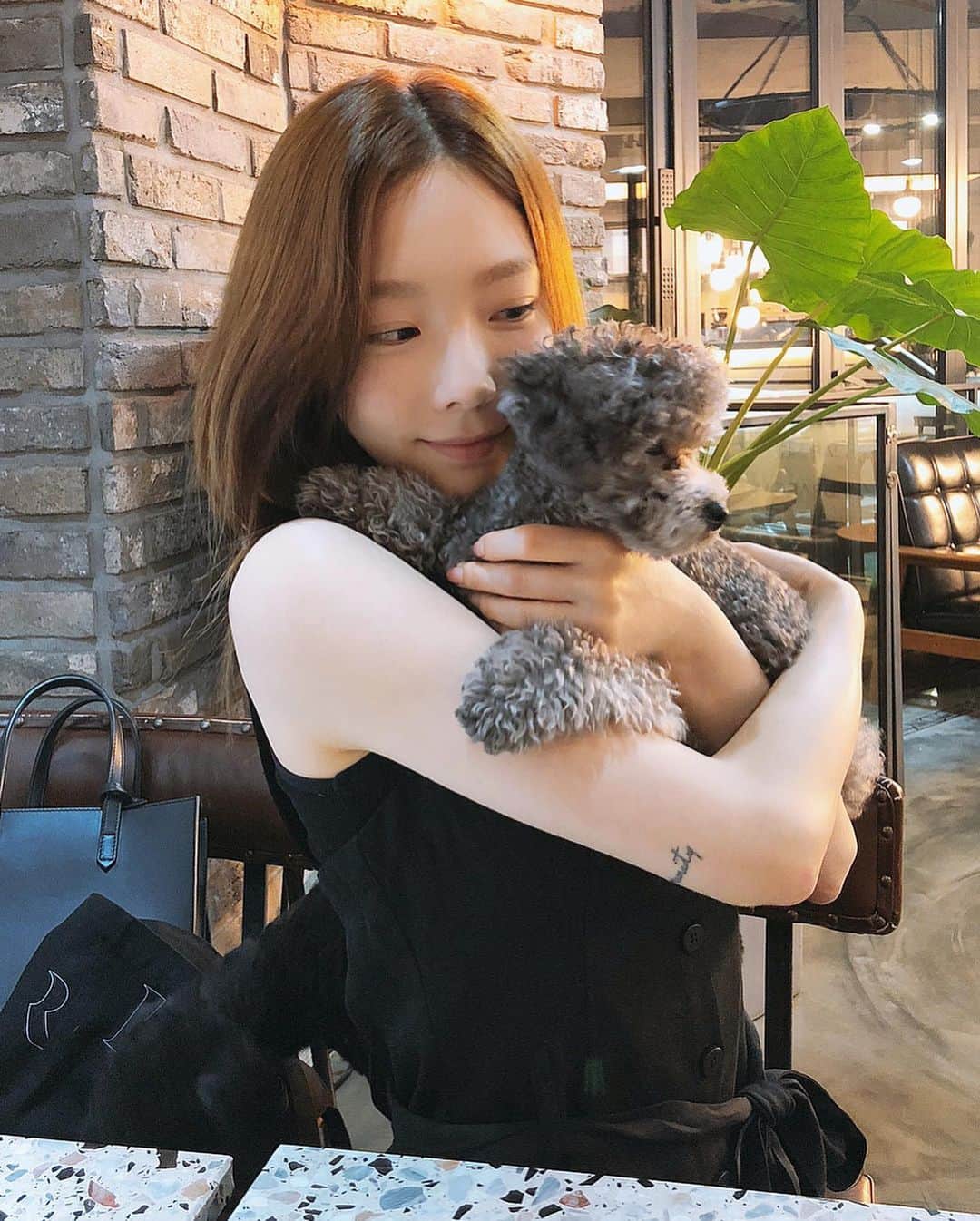 TAEYEONのインスタグラム：「such a cutie 🐕‍🦺🐾  @taeyeon_ss  #태연 #TAEYEON」