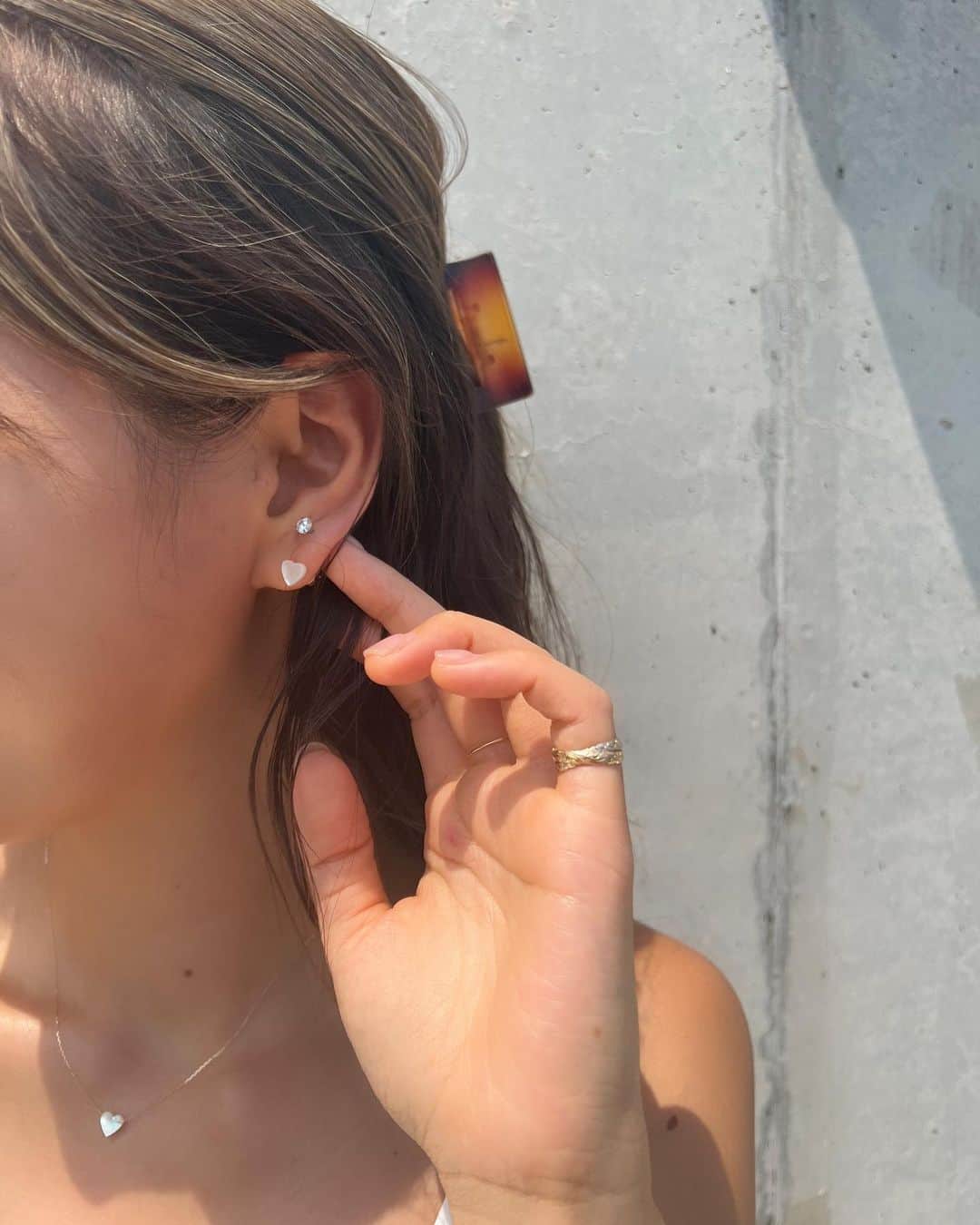 宮崎絹子さんのインスタグラム写真 - (宮崎絹子Instagram)「@smokyblue_official の 新作 Jewelry 🤍🤍🤍 シェルでできたシェルのハートのネックレス&ピアス✨🐚 華奢なディティールがかわいいし 海を愛するものとして 自然の色が可愛すぎる🤍 コーラルもあるよ！  #smokybluejewelry」7月19日 19時36分 - babykiy