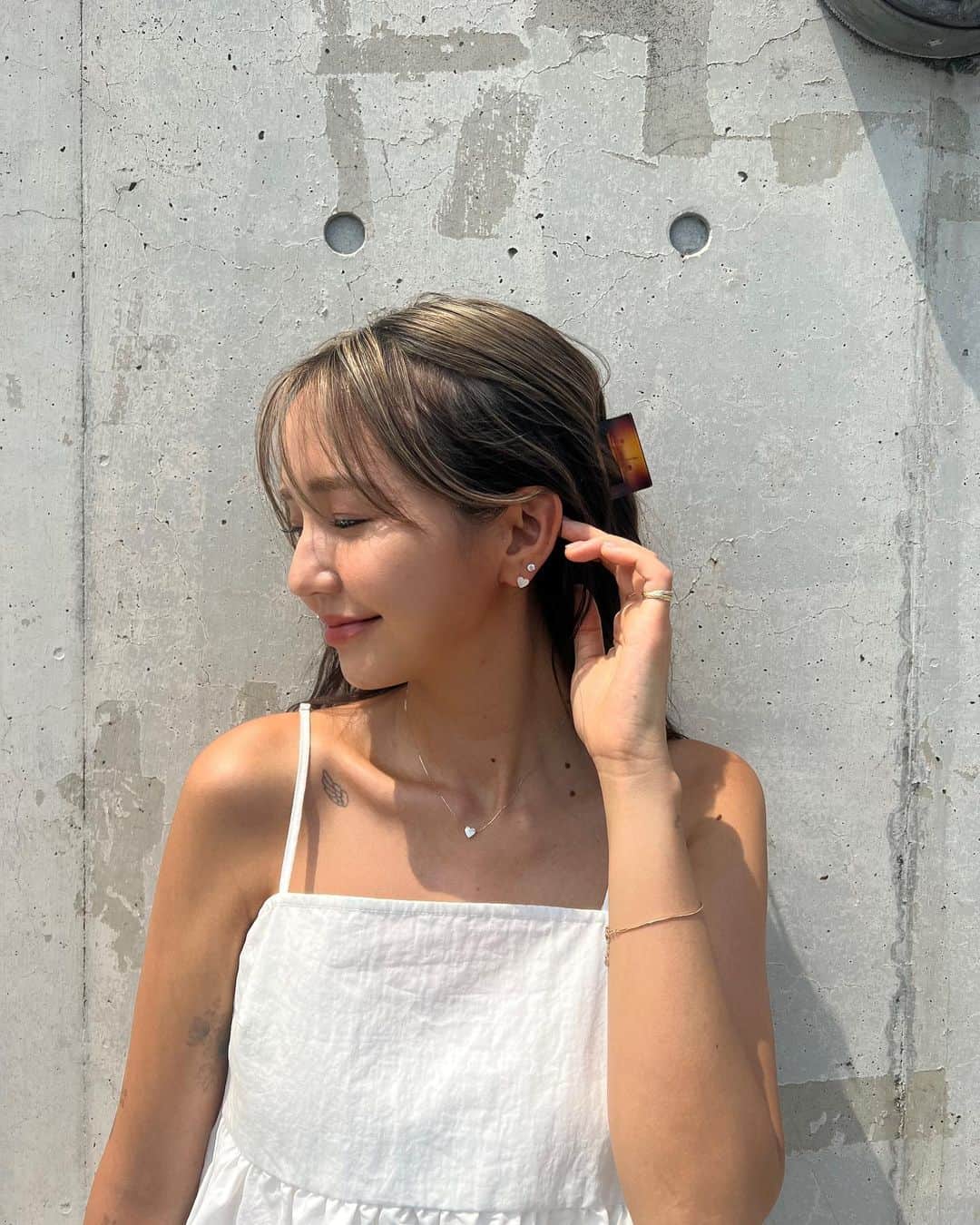 宮崎絹子のインスタグラム：「@smokyblue_official の 新作 Jewelry 🤍🤍🤍 シェルでできたシェルのハートのネックレス&ピアス✨🐚 華奢なディティールがかわいいし 海を愛するものとして 自然の色が可愛すぎる🤍 コーラルもあるよ！  #smokybluejewelry」