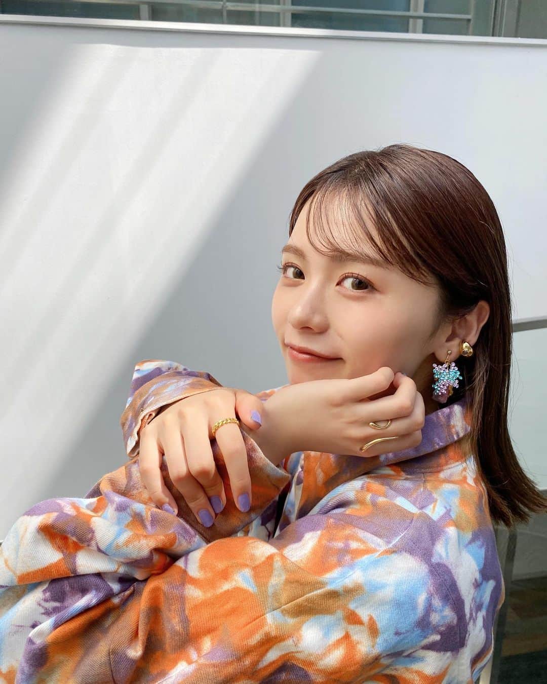 足立佳奈のインスタグラム：「今夜、25:30〜テレビ東京。📺 『目を閉じてお聴きください』 ぜひ、みてね！！  顔を見せず「うたごえ」だけで審査していく新しいオーディション番組『めをとじ』に品評者として出演させて頂きました！！  音楽とまっすぐ向き合う時間。 こんなにもすてきな心と歌声の方が沢山いらっしゃることに、私も沢山パワーを頂きました。  みんなも目を閉じて聴いてみてね😌  #テレビ東京 #目を閉じてお聴きください」