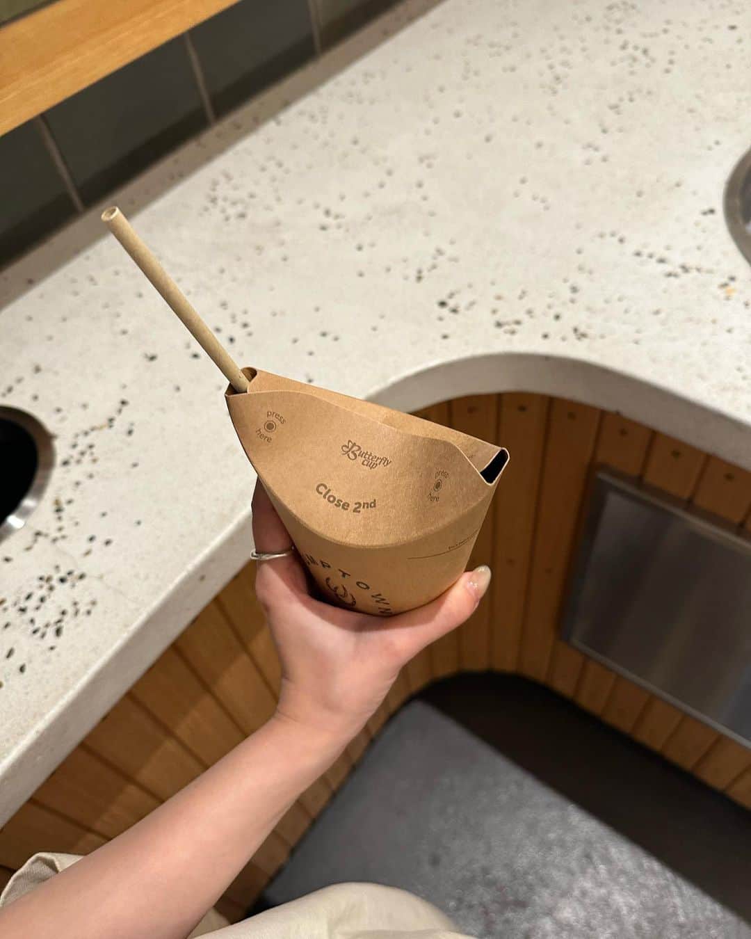 kannnaのインスタグラム：「📍京都　新風館カフェ！ 紙コップでエコ☺️☕️ ミルクティー美味しくて また行きたい✍🏻」
