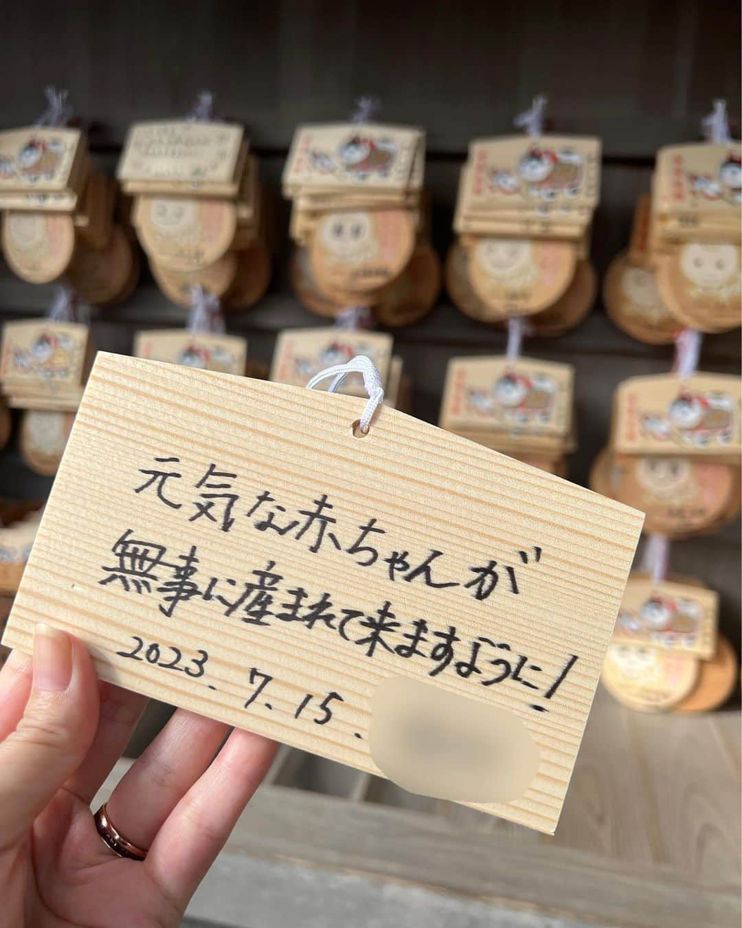 日下裕江さんのインスタグラム写真 - (日下裕江Instagram)「戌の日  安定期に入り 戌の日のお詣りに⛩️👶  妊娠が発覚して直ぐ、 引き寄せられるようにやって来た ここ『森戸大明神』✨  今まで何度も森戸海岸には来た事があるのに、今まで『森戸大明神』の存在には気が付かなかったのだけど、  あの日、導かれるようにやって来たここ『森戸大明神』✨  こんな所に、こんな由緒ある有名な神社があったなんて知らなかった〜と言いながら参拝に来てみたら、 『安産の神様』がいるじゃないですか✨  昔から安産祈願や、子宝子授かり祈願をしにくる方が多いみたいで、 今の私達の境遇にピッタリ✨  しかも、年に一度の安産祈願大祭が行われた翌日に来たんですよ✨  なんだか導かれたのかな〜って言いながら、その日は私達も安産祈願をして帰りました。  なので、無事に安定期を迎えられたし、戌の日のお詣りは、このご縁があった『森戸大明神』が良いねって事で、安定期を無事に迎えられたお礼と、戌の日詣りをして来ました✨  海が好きな私達には、 ほんとピッタリな神社で、 側にビーチはあるし、 神社の奥にある海は、 神秘的な海に浮かぶ鳥居⛩️と、 江の島に聳え立つシーキャンドル🕯️と、 その向こうに見える富士山という景色がなんとも神秘的で✨  凄く気に入った神社です⛩️  戌の日にも来れて良かった✨  次は出産後の御礼参りかな〜✨  #戌の日 #戌の日安産祈願 #戌の日参り #森戸大明神 #森戸大明神⛩ #妊婦 #🤰 #マタニティ #マタニティライフ #安産祈願 #森戸海岸 #葉山」7月19日 19時39分 - hiroe___h