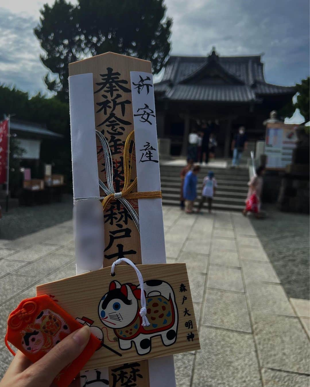 日下裕江さんのインスタグラム写真 - (日下裕江Instagram)「戌の日  安定期に入り 戌の日のお詣りに⛩️👶  妊娠が発覚して直ぐ、 引き寄せられるようにやって来た ここ『森戸大明神』✨  今まで何度も森戸海岸には来た事があるのに、今まで『森戸大明神』の存在には気が付かなかったのだけど、  あの日、導かれるようにやって来たここ『森戸大明神』✨  こんな所に、こんな由緒ある有名な神社があったなんて知らなかった〜と言いながら参拝に来てみたら、 『安産の神様』がいるじゃないですか✨  昔から安産祈願や、子宝子授かり祈願をしにくる方が多いみたいで、 今の私達の境遇にピッタリ✨  しかも、年に一度の安産祈願大祭が行われた翌日に来たんですよ✨  なんだか導かれたのかな〜って言いながら、その日は私達も安産祈願をして帰りました。  なので、無事に安定期を迎えられたし、戌の日のお詣りは、このご縁があった『森戸大明神』が良いねって事で、安定期を無事に迎えられたお礼と、戌の日詣りをして来ました✨  海が好きな私達には、 ほんとピッタリな神社で、 側にビーチはあるし、 神社の奥にある海は、 神秘的な海に浮かぶ鳥居⛩️と、 江の島に聳え立つシーキャンドル🕯️と、 その向こうに見える富士山という景色がなんとも神秘的で✨  凄く気に入った神社です⛩️  戌の日にも来れて良かった✨  次は出産後の御礼参りかな〜✨  #戌の日 #戌の日安産祈願 #戌の日参り #森戸大明神 #森戸大明神⛩ #妊婦 #🤰 #マタニティ #マタニティライフ #安産祈願 #森戸海岸 #葉山」7月19日 19時39分 - hiroe___h