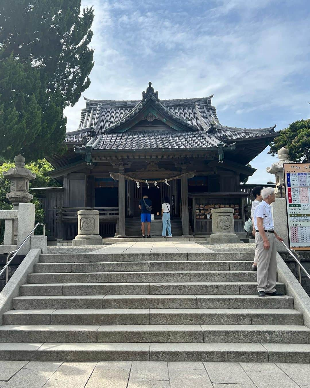 日下裕江さんのインスタグラム写真 - (日下裕江Instagram)「戌の日  安定期に入り 戌の日のお詣りに⛩️👶  妊娠が発覚して直ぐ、 引き寄せられるようにやって来た ここ『森戸大明神』✨  今まで何度も森戸海岸には来た事があるのに、今まで『森戸大明神』の存在には気が付かなかったのだけど、  あの日、導かれるようにやって来たここ『森戸大明神』✨  こんな所に、こんな由緒ある有名な神社があったなんて知らなかった〜と言いながら参拝に来てみたら、 『安産の神様』がいるじゃないですか✨  昔から安産祈願や、子宝子授かり祈願をしにくる方が多いみたいで、 今の私達の境遇にピッタリ✨  しかも、年に一度の安産祈願大祭が行われた翌日に来たんですよ✨  なんだか導かれたのかな〜って言いながら、その日は私達も安産祈願をして帰りました。  なので、無事に安定期を迎えられたし、戌の日のお詣りは、このご縁があった『森戸大明神』が良いねって事で、安定期を無事に迎えられたお礼と、戌の日詣りをして来ました✨  海が好きな私達には、 ほんとピッタリな神社で、 側にビーチはあるし、 神社の奥にある海は、 神秘的な海に浮かぶ鳥居⛩️と、 江の島に聳え立つシーキャンドル🕯️と、 その向こうに見える富士山という景色がなんとも神秘的で✨  凄く気に入った神社です⛩️  戌の日にも来れて良かった✨  次は出産後の御礼参りかな〜✨  #戌の日 #戌の日安産祈願 #戌の日参り #森戸大明神 #森戸大明神⛩ #妊婦 #🤰 #マタニティ #マタニティライフ #安産祈願 #森戸海岸 #葉山」7月19日 19時39分 - hiroe___h