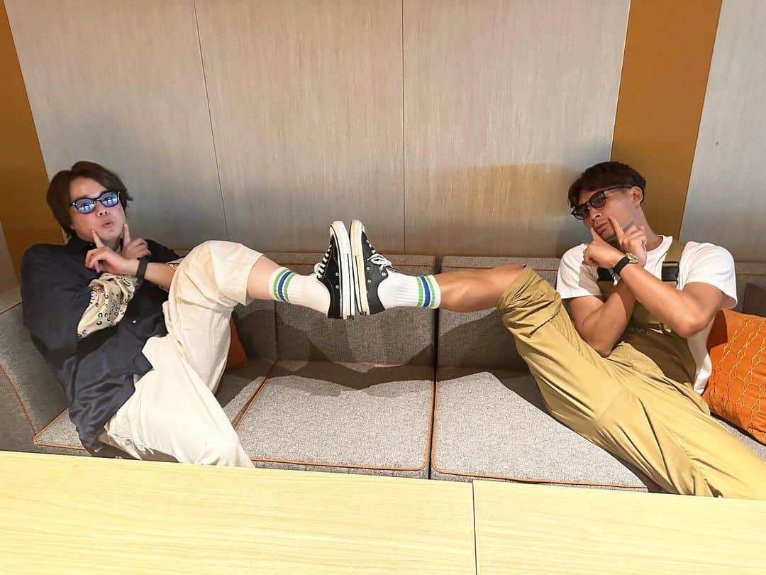 槙野智章さんのインスタグラム写真 - (槙野智章Instagram)「とある日。 俺たちは出掛けた。 そしたら、靴も靴下も一緒だった。 感動的〜🤣🤣🤣  #しゅうぺいとは同い年 #可愛い」7月19日 19時42分 - makino.5_official
