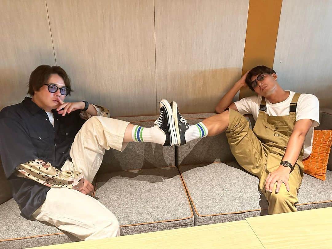 槙野智章さんのインスタグラム写真 - (槙野智章Instagram)「とある日。 俺たちは出掛けた。 そしたら、靴も靴下も一緒だった。 感動的〜🤣🤣🤣  #しゅうぺいとは同い年 #可愛い」7月19日 19時42分 - makino.5_official