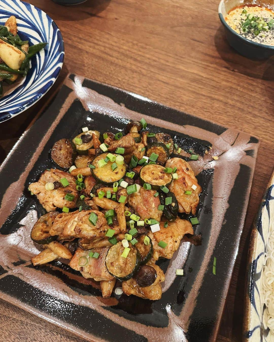 有末麻祐子さんのインスタグラム写真 - (有末麻祐子Instagram)「おもてなし #麻祐子飯 暑いので素麺にした日🥹  2枚目は鶏ももとズッキーニとしめじのマヨポン炒め。 調味料はマヨネーズとポン酢を混ぜて塩胡椒で炒めたお肉と野菜に最後かけて炒めるだけ！  3枚目はピーマンとちくわのきんぴら。  4枚目は春菊と茗荷とネギのサラダ。 ドレッシングは胡麻油と白だしにレモン汁と塩胡椒。  1枚目の手前のはピーマンと蛸の塩昆布梅干し合え。 胡麻油でピーマンを軽く炒めて 胡麻油と醤油、お酢、砂糖を混ぜたタレに蛸を浸し、その後炒めたピーマンを投入して梅干しと塩昆布を入れ、味を見ながら調節してね！ これは昔 @yukiya.terai に教えてもらったんだ〜好きでずっと作ってる!」7月19日 19時42分 - mayukoarisue