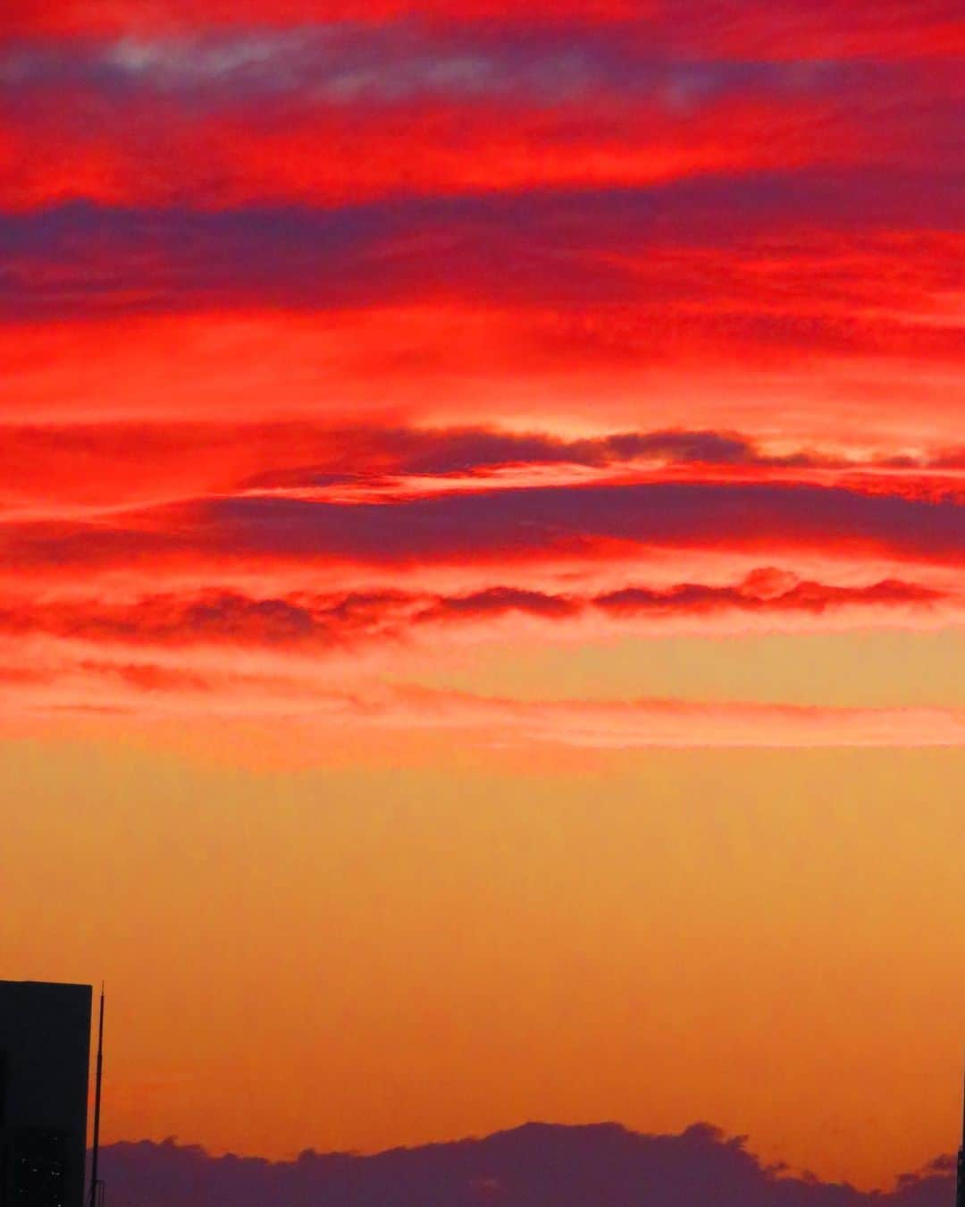 寺川奈津美さんのインスタグラム写真 - (寺川奈津美Instagram)「さっきの空が綺麗でした〜。 まだミーンミーンと蝉が鳴いてて。  きょうも1日おつかれさまでした！  #あす木曜は上空に寒気 #天気の急な変化にご注意を #おやすみなさい」7月19日 19時42分 - natumikannnn