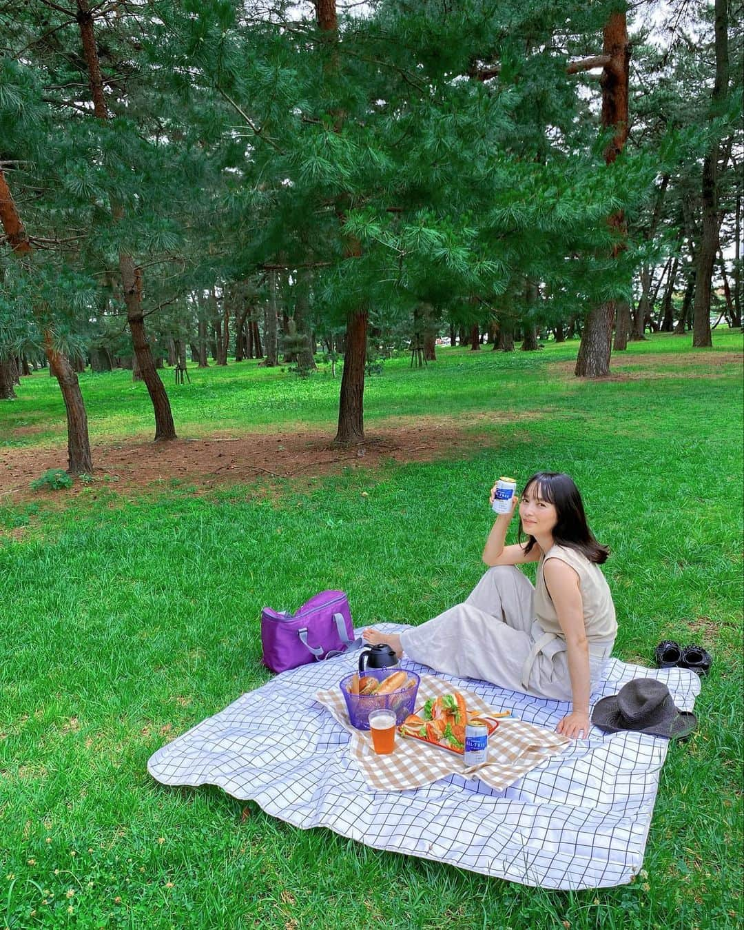 北澤 宏美のインスタグラム：「✳︎ 🌲🌳🌲🌳💜🌲 隔週くらいで車で緑ある場所へ🚙 お昼食べて少し休むくらいだけど このサクッと感が気軽でちょうどいい♡  そしてここでも外すべからずオールフリー✨ （※オールフリーのプロモーションに参加しています😄）  冷え冷えで持参🧊 ソフトドリンクでは得られない高揚感や爽快感を味わうことで、この時間がより楽しいものになってるよ✨ いつでも気軽に飲めるのが本当嬉しい♡  私の貴重で大切な時間 疲れを受け入れつつもどうリフレッシュするか 難しいことばかりだけど まだまだこの夏も楽しまなくちゃね😊  #昼オールフリー部  #ノンアル曜日 #ノンアルコール #ALLFREE #糖質ゼロ #アルコールゼロ #カロリーゼロ #昼飲み」