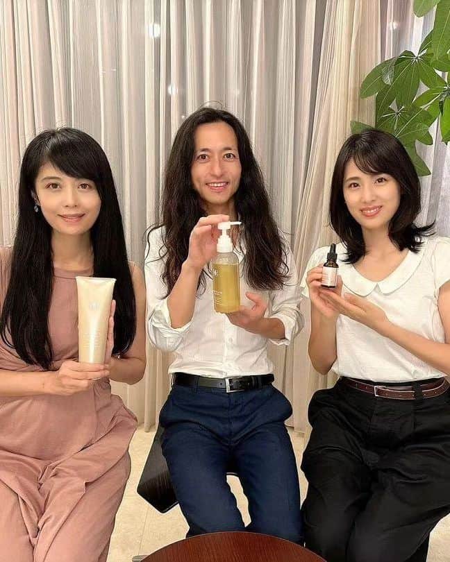 本仮屋リイナのインスタグラム：「わたしの偏愛ブランド @amritara_official と @taku.masumoto⁡ さんの⁡ ⁡コラボインスタライブに参加させていただきました👸✨  シャンプーモデル初体験🚿⁡ ⁡ 石鹸シャンプーは、扱いが難しいイメージを持たれる方もいると思いますが、コツさえマスターすれば、根元からふわふわの健やかな美髪が叶います✨  「石鹸シャンプー後のトリートメントは、毛先に馴染ませたあと、頭皮にもマッサージするようつける」というのが、驚き情報でした！トリートメントは毛先だけと思い込んでいた...  鬼×美師のヘアケアトーク、目からうろこの情報が満載です✨⁡ ⁡⁡ ⁡アムリターラのアーカイブからぜひご覧ください💞⁡ ⁡」