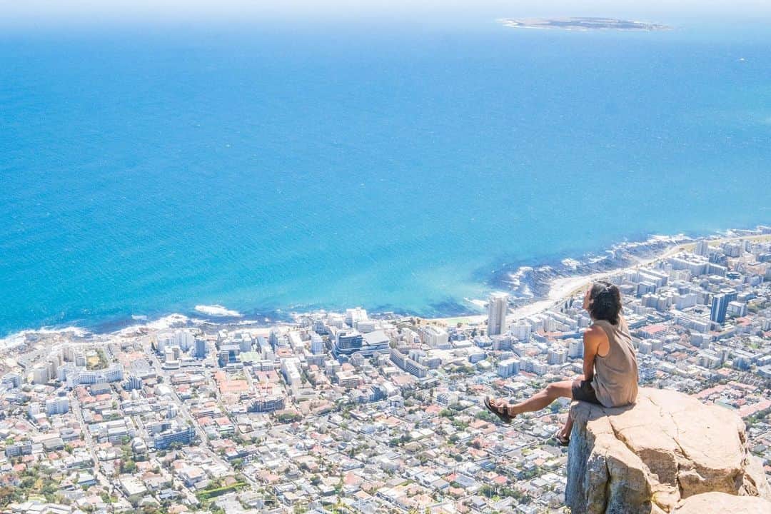 こんちゃんのインスタグラム：「貧乏旅しながら36ヶ国と1年半。 世界中の人の笑顔を撮りながらチェキを贈る世界一周ブログ「撮って笑って旅をして」が閉鎖しました。  いつの間にかカード支払いが出来てなくて気づいたらドメイン切れてサーバー削除で復旧不可能に😭(書籍化してた事が唯一の救い)  この旅とブログを通して僕の人生が変わったのは間違いなくて、僕がたくさんの人に知ってもらえたのもこの旅がきっかけだと思う。  2ヵ国目で前歯が3本折れても、飛行機を3回乗り過ごしても、4日間アフリカの村で水とビスケットだけで生活しても、海外で全財産が250円をきっても世界中で写真を売って(今思い返すと滅茶苦茶だけど)なんとか旅を続けて、 いろんな人に「絶対無理だよ」「できる訳ない」「もうやめたら?」とか、いろいろ言れたけど、自分を信じてたくさんの人に助けられながら世界一周を達成した僕だけの経験で、かけがえのない青春。  世界中の人と笑い合って撮ってきた写真は宝物！とりあえずそんなデータはまだ無事なので、時間ができたらまたポートフォリオでも作ります😂 ブログは無くなっちゃったけど書籍があるし内容もほぼブログのままだから！救われた！！！！！(泣)  当時ブログを読んでくれてたみなさん、本当にありがとうございました🙏 ※写真2枚目はスライドショーです。当時とんでもねえ長い列車に揺られながら作った思い出🛤」