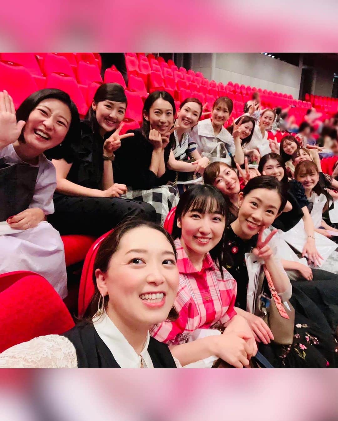 菜那くららさんのインスタグラム写真 - (菜那くららInstagram)「🎼💜🤍  宝塚音楽学校創立110周年記念式典 ー小林一三生誕150年と共に祝うー  こちらの式典に参加してきました✨  同期生と共に花の道から宝塚大劇場に向い 劇場に着くとお世話になった先生方、 上級生、下級生、関係者の方々に 久しぶりにお会い出来て なかなか会えない時期が続いていたので、 とても嬉しかったです🥹✨  大同窓会のような華やかな空間✨ 歴代スターの方々の音楽学校時代のお話しや歌唱、 本科生の祝舞を見て自分の学校生活、文化祭を思い出し改めて宝塚の一員となれた事を誇りに思いました。  『朗らかに、 　　　清く正しく美しく』  これからも宝塚音楽学校、宝塚歌劇団が ファンの皆様と共に歩んで行けますように✨💜  同期と沢山写真を撮り、 沢山話し笑った1日でした🤭📸  #宝塚音楽学校 #93期 #宝塚音楽学校110周年記念式典」7月19日 19時46分 - nana_kurara