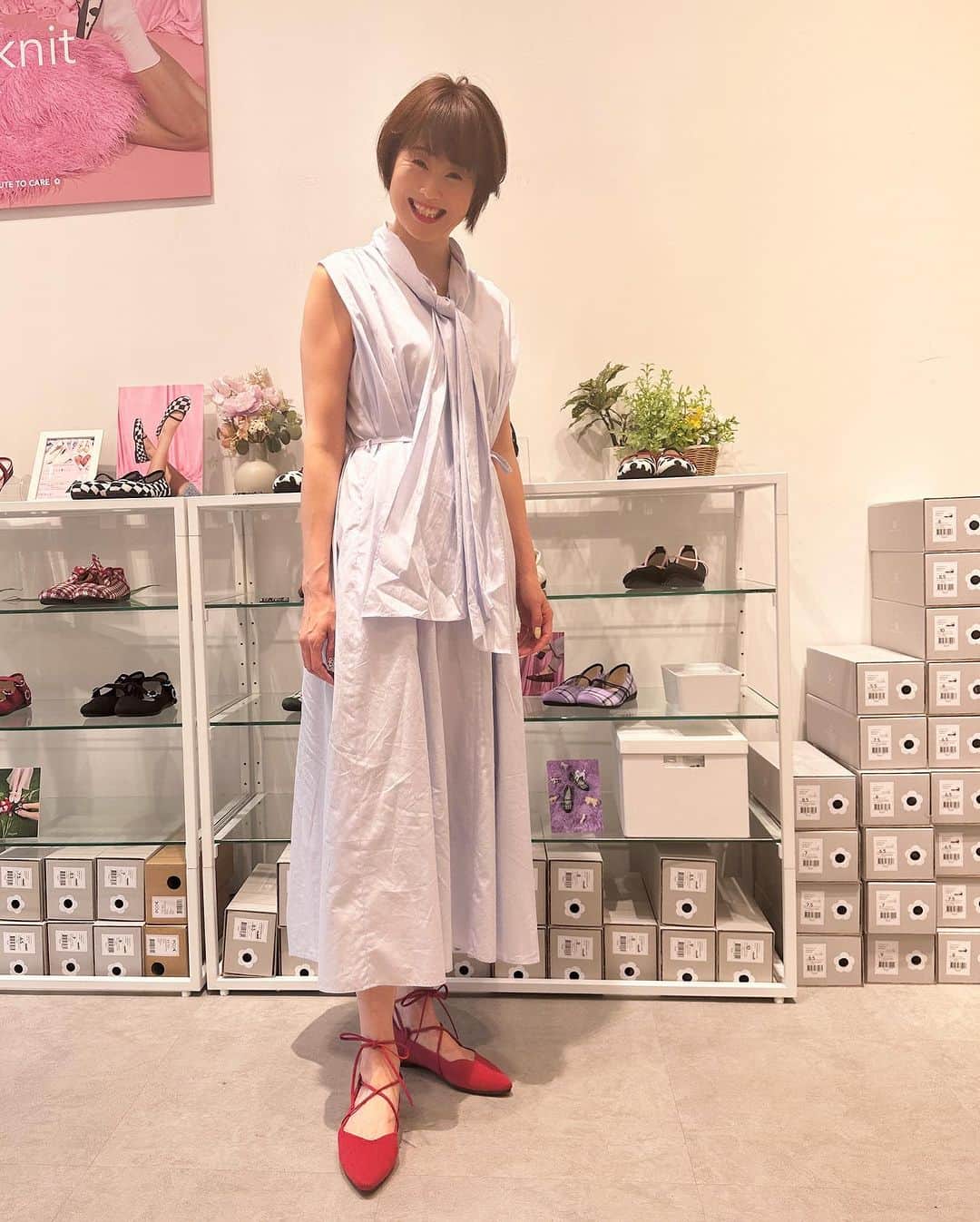 岩瀬玲のインスタグラム：「新宿で打ち合わせだったので 気になってた  @e.three.shoes  の新作を見にマルイアネックスへ  新作🥰🥰かわいいー 赤とグリーン（写真だと水色っぽいけど）でめちゃめちゃ悩みました！  さてどっちにしたでしょー 今ワンワンエッジ @wanwan.edge では このシューズを履いてかわいいワンちゃんとの投稿をしてくれるモデルさんを募集してます  詳しくは @wanwan.edge ご覧ください、 わからなかったらDMくださーい  #モデル募集 #フラットシューズ」