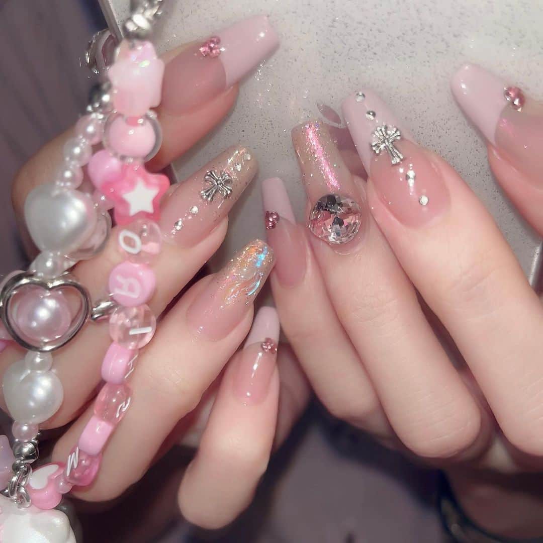 ayaさんのインスタグラム写真 - (ayaInstagram)「🩶🩰🐩⛓️  7月ネイル🫙🤍 🤍@nail__yu.ki 🤍  ネイルに合わせて スマホケースも変えた💡  ビーズキーホルダー はじめて作ってみたけど センス無しで絶望シタ ^_^  でもネイルがかわいいので 補ってくれてる🎀  #nail #nailart #봄네일#봄네일아트 #네일 #네일스타그램 #넬스타그램#화려한네일 #스와로브스키네일 #ネイル #ネイルデザイン #ネイルアート #ネイルアートデザイン #ねいる #ねいるあーと #ビジューネイル #韓国ネイル #ワンホンネイル #美甲 #渋谷ネイルサロン #原宿ネイルサロン #フレンチネイル #トレンドネイル #ジェルネイルデザイン #グラデネイル #グリッターネイル #ピンクネイル #フレンチネイル #ビーズストラップ #ビーズキーホルダー」7月19日 19時46分 - xxayapink