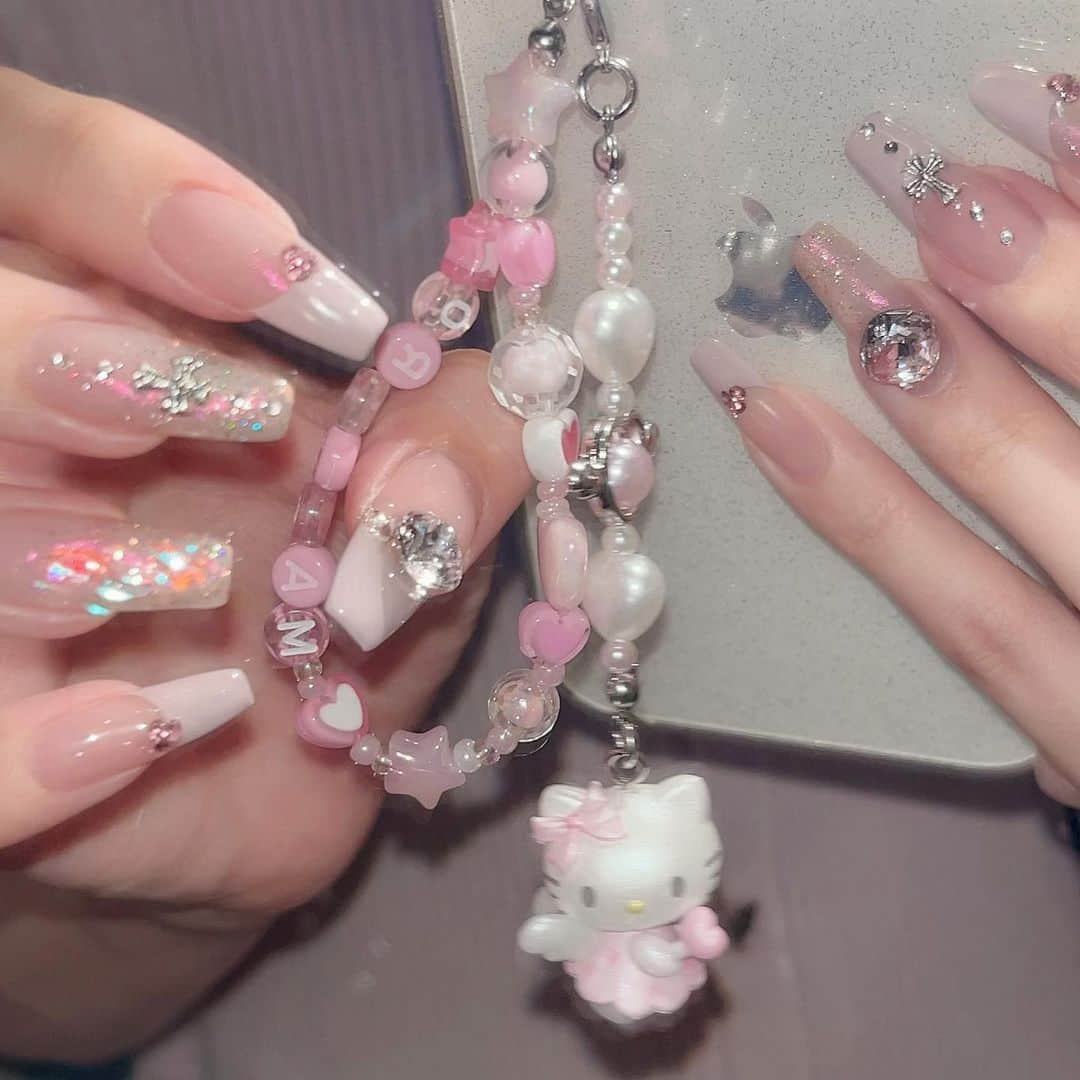 ayaさんのインスタグラム写真 - (ayaInstagram)「🩶🩰🐩⛓️  7月ネイル🫙🤍 🤍@nail__yu.ki 🤍  ネイルに合わせて スマホケースも変えた💡  ビーズキーホルダー はじめて作ってみたけど センス無しで絶望シタ ^_^  でもネイルがかわいいので 補ってくれてる🎀  #nail #nailart #봄네일#봄네일아트 #네일 #네일스타그램 #넬스타그램#화려한네일 #스와로브스키네일 #ネイル #ネイルデザイン #ネイルアート #ネイルアートデザイン #ねいる #ねいるあーと #ビジューネイル #韓国ネイル #ワンホンネイル #美甲 #渋谷ネイルサロン #原宿ネイルサロン #フレンチネイル #トレンドネイル #ジェルネイルデザイン #グラデネイル #グリッターネイル #ピンクネイル #フレンチネイル #ビーズストラップ #ビーズキーホルダー」7月19日 19時46分 - xxayapink