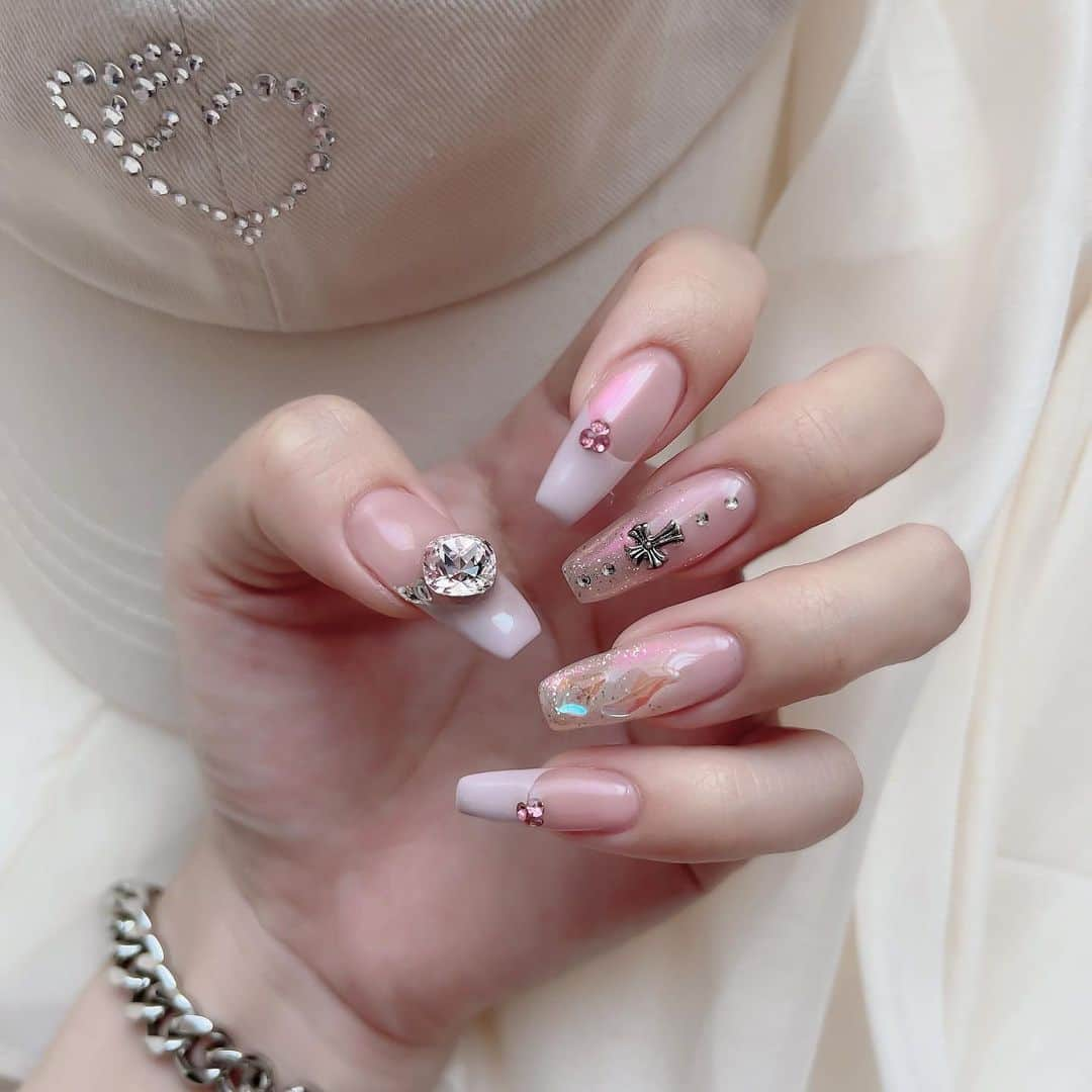 ayaさんのインスタグラム写真 - (ayaInstagram)「🩶🩰🐩⛓️  7月ネイル🫙🤍 🤍@nail__yu.ki 🤍  ネイルに合わせて スマホケースも変えた💡  ビーズキーホルダー はじめて作ってみたけど センス無しで絶望シタ ^_^  でもネイルがかわいいので 補ってくれてる🎀  #nail #nailart #봄네일#봄네일아트 #네일 #네일스타그램 #넬스타그램#화려한네일 #스와로브스키네일 #ネイル #ネイルデザイン #ネイルアート #ネイルアートデザイン #ねいる #ねいるあーと #ビジューネイル #韓国ネイル #ワンホンネイル #美甲 #渋谷ネイルサロン #原宿ネイルサロン #フレンチネイル #トレンドネイル #ジェルネイルデザイン #グラデネイル #グリッターネイル #ピンクネイル #フレンチネイル #ビーズストラップ #ビーズキーホルダー」7月19日 19時46分 - xxayapink