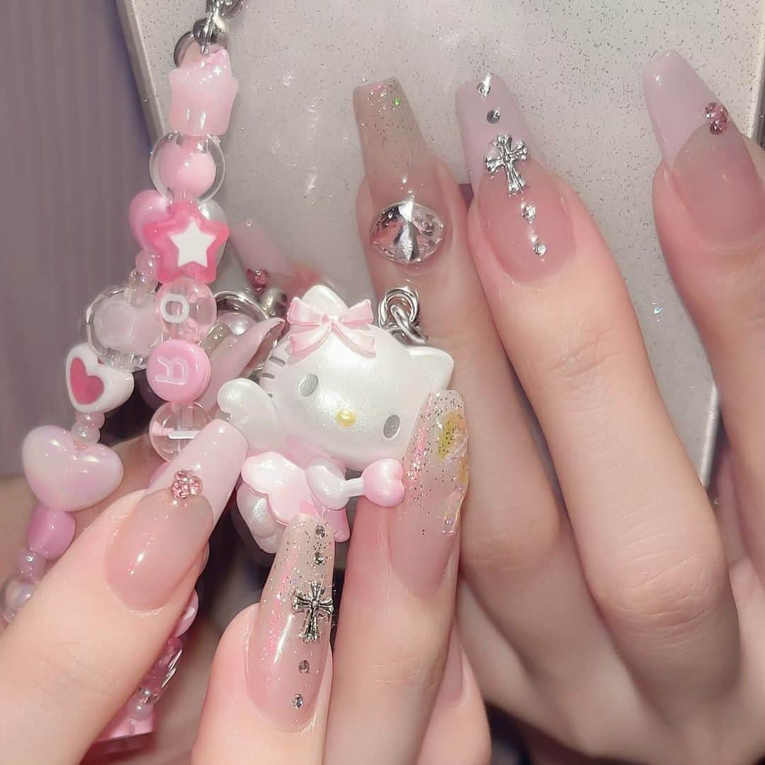 ayaさんのインスタグラム写真 - (ayaInstagram)「🩶🩰🐩⛓️  7月ネイル🫙🤍 🤍@nail__yu.ki 🤍  ネイルに合わせて スマホケースも変えた💡  ビーズキーホルダー はじめて作ってみたけど センス無しで絶望シタ ^_^  でもネイルがかわいいので 補ってくれてる🎀  #nail #nailart #봄네일#봄네일아트 #네일 #네일스타그램 #넬스타그램#화려한네일 #스와로브스키네일 #ネイル #ネイルデザイン #ネイルアート #ネイルアートデザイン #ねいる #ねいるあーと #ビジューネイル #韓国ネイル #ワンホンネイル #美甲 #渋谷ネイルサロン #原宿ネイルサロン #フレンチネイル #トレンドネイル #ジェルネイルデザイン #グラデネイル #グリッターネイル #ピンクネイル #フレンチネイル #ビーズストラップ #ビーズキーホルダー」7月19日 19時46分 - xxayapink