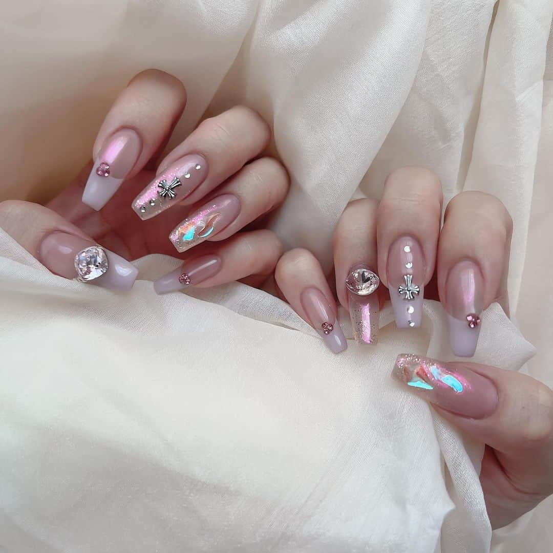 ayaさんのインスタグラム写真 - (ayaInstagram)「🩶🩰🐩⛓️  7月ネイル🫙🤍 🤍@nail__yu.ki 🤍  ネイルに合わせて スマホケースも変えた💡  ビーズキーホルダー はじめて作ってみたけど センス無しで絶望シタ ^_^  でもネイルがかわいいので 補ってくれてる🎀  #nail #nailart #봄네일#봄네일아트 #네일 #네일스타그램 #넬스타그램#화려한네일 #스와로브스키네일 #ネイル #ネイルデザイン #ネイルアート #ネイルアートデザイン #ねいる #ねいるあーと #ビジューネイル #韓国ネイル #ワンホンネイル #美甲 #渋谷ネイルサロン #原宿ネイルサロン #フレンチネイル #トレンドネイル #ジェルネイルデザイン #グラデネイル #グリッターネイル #ピンクネイル #フレンチネイル #ビーズストラップ #ビーズキーホルダー」7月19日 19時46分 - xxayapink