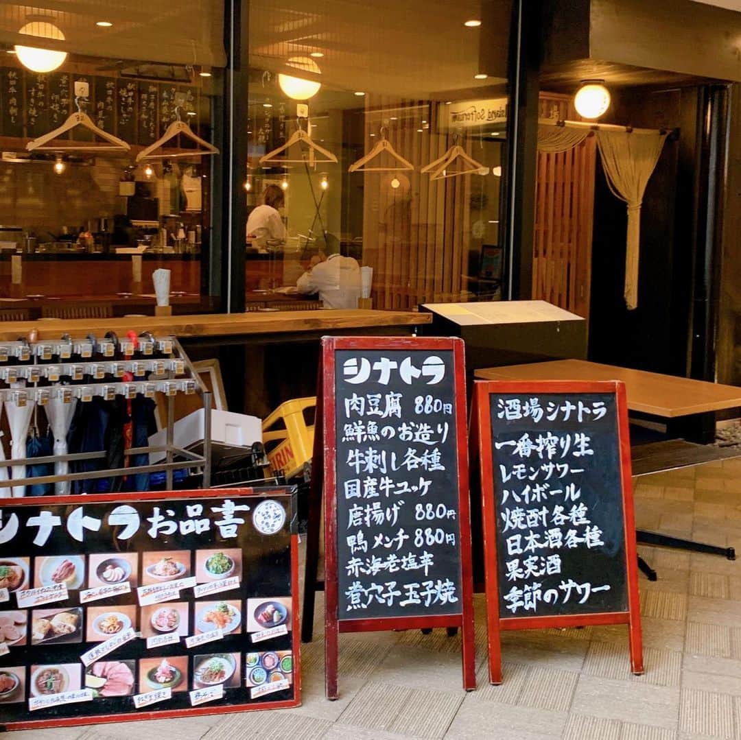 くろさんのインスタグラム写真 - (くろInstagram)「酒場シナトラ自由が丘店🍺🍶  自由が丘トレインチにある居酒屋さん。  オペレーションもいいい感じで、普通に美味しくて自由が丘ではリーズナブルかと。 女子会、家族連れ、サラリーマンおっさん飲みと、あらゆる層に対応出来る小綺麗なお店でした。  #酒場シナトラ自由が丘店  #自由が丘居酒屋 #自由が丘呑み #自由が丘飲み #自由が丘グルメ  #自由が丘トレインチ #トレインチ自由が丘 #自由が丘ディナー #くろ呑み喰い」7月19日 19時48分 - m6bmw