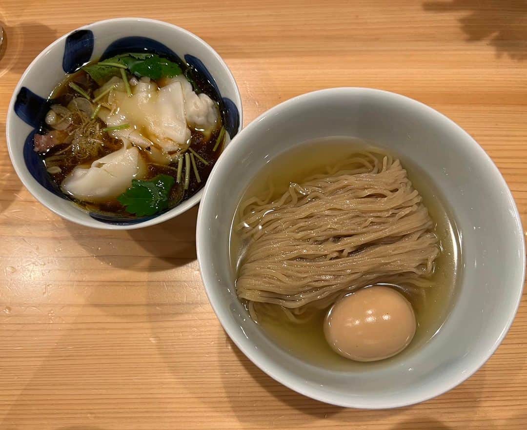 本谷亜紀のインスタグラム：「自家製麺ロビンソン🍜暑いので最近はもっぱらつけ麺！特製つけ麺！  昆布水の入ったつけ麺大好き❤️細麺と手打ちが選べるけど、今日は細麺にしました（手打ちは売り切れなこともあるかやお早めに！）  いつも麺を大盛りにすれば良かったと後悔するほどの喉越しがいい麺😀幸せだ〜！暑いからラーメンで適度に塩分補給をね🌷  全然関係ないけど、ネットフリックスの「御手洗家、炎上する」がめちゃくちゃ面白かった！おすすめです！  #自家製麺ロビンソン#ロビンソン#らーめん#ラーメン#つけ麺#虎ノ門グルメ#出汁　#東京ラーメン #港区ラーメン #六本木ラーメン #六本木ヒルズラーメン #自家製麺ロビンソン #ラーメン #つけ麺 #麺スタグラム #ラー活 #ラーメンパトロール #ラーメン好きな人と繋がりたい」