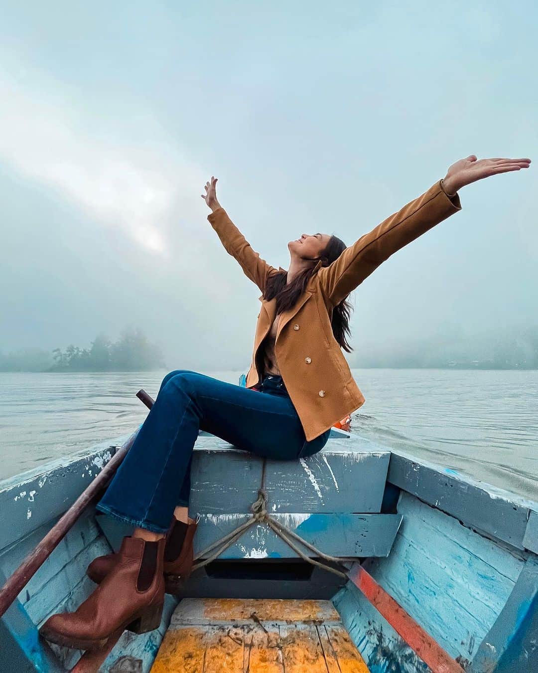 ルナ・マヤのインスタグラム：「Leaving all worries behind and letting the wind guide the way 🌬️⛵️」