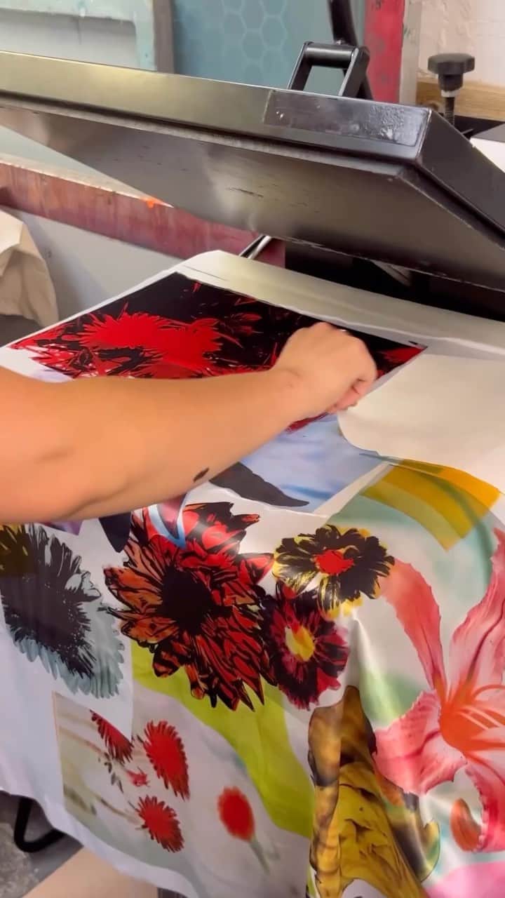 トップショップのインスタグラム：「Behind the scenes of our floral finishes.」