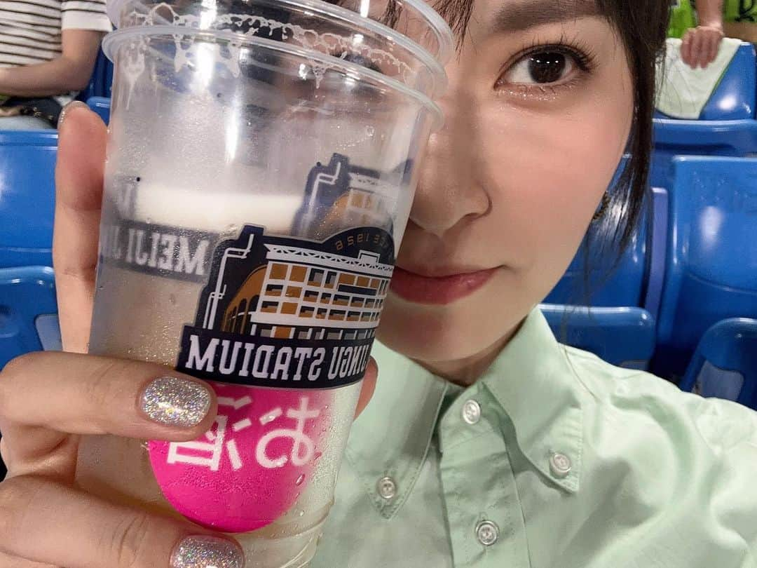 戸島花さんのインスタグラム写真 - (戸島花Instagram)「🍺🍺🍺  そろそろみんなが見慣れてきた写真。 ビール✖️球場✖️戸島  神宮での野球観戦はいつぶりだろうか。記憶ないくらい昔なのは確か。 入るまでは大変で東京ドームが恋しかったんだけど、座ってからはもう神宮の虜。ビールとか、空の抜けてる感じとか、球が見える感じとか、距離感とか、ビールとか、じんレモとか、ビールとか、、最高すぎました。  #ヤクルト #巨人」7月19日 19時51分 - tojima_hana