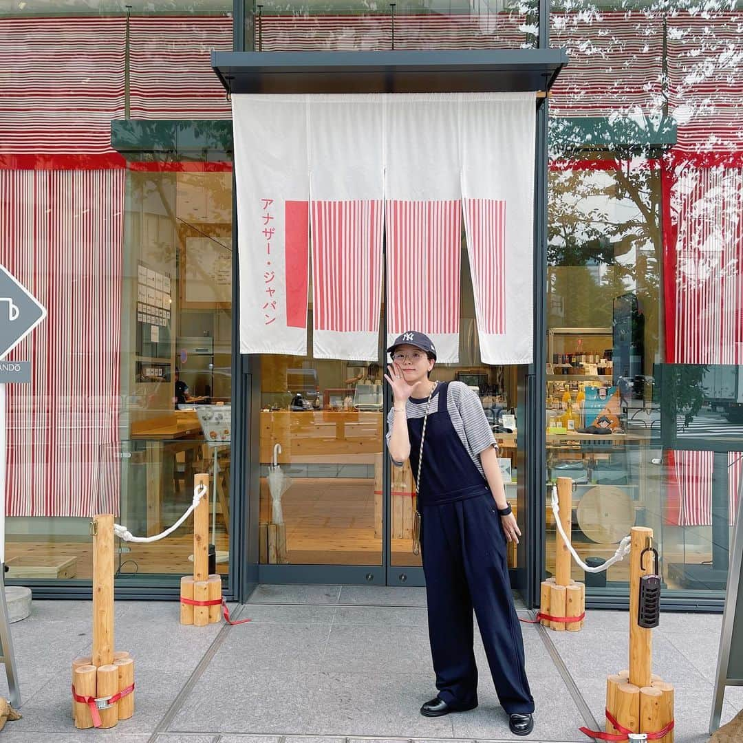 きのこのインスタグラム：「東京での息抜き話→  神戸と東京行き来して約3ヶ月弱。  最近は仕事後や仕事前に友達と会うことがルーティン化されてます。  この日は、最近よく会う　@sakurayokose ちゃんと、東京満喫しよー！の日。  ランチがてらカフェまで行っちゃって ぶらぶらしていました。  こうやって息抜き含め、色々友達と話ができるのが幸せだし、ポジティブな気持ちになりますね☺︎  行ったお店は、 @another_jpn_tt @kitasando_kissa さん 暖簾可愛くて見た目で入っちゃいました。笑  中はカフェとショップが併設されていた可愛らしいお店。  なんと、学生さんが経営する47都道府県地域産品セレクトショップと、地域ごとの食を楽しめるカフェだそう。  そうとも知らず見た目だけで入ってしまった私でしたが、カフェもショップも素敵で心休まる場所でございました。  色々2拠点になって、どこかへ遊びにいったり、息抜きする楽しみ方もやっとわかり始めてきたので、これからもゆったり心休めながら仕事していきたいなー。  -------- この日の服装クレジットはこんな感じ。  服装は、とにかく動きやすさ!!笑 オーバーオール最強。  tops/ @danton_official  bottoms/ @omat_unelma_official  shoes / @regal_shoe_and_co._   ---------  #東京グルメ #東京観光 #アナザージャパン #オーバーオール#danton #ボーダーtシャツ #お出かけコーデ #おでかけコーデ #東京駅カフェ #東京カフェ日記 #東京カフェ散歩」