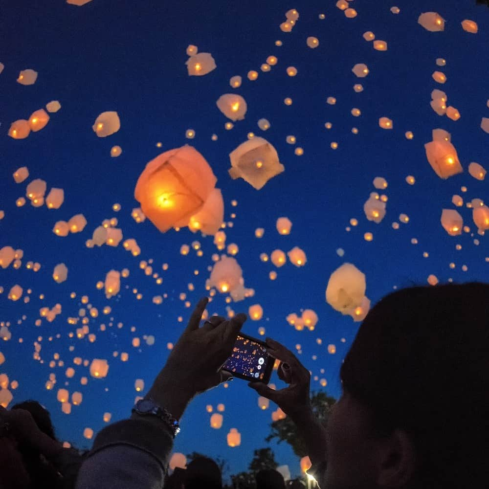 フェニックス・シーガイア・リゾートのインスタグラム：「夏の夜空に願いをのせて舞いあげるランタン🏮 打ち上げ花火とともに、まるでおとぎ話の中にいるかのような幻想的な光景を体感しませんか？ 現在ご予約受付中です！  「みやざきスカイランタンフェスティバル」 ■開催日程 / 8月23日（水）～8月25日（金） ■参加料金 / ランタン1個 8,000円（宿泊者オプション） ■開催場所 / シェラトン北側シーガイアスクエア1 ※シェラトン宿泊者限定 ※事前予約制／数量限定／2名1組1個まで／先着順 ※荒天時中止  ＜スケジュール＞ 17:00～  開場 18:00～19:30　受付・ランタンお渡し 19:55～ ランタンリリース 20:00～ 打上花火（約3分間） 20:30　 終了 ※予定  さらに！会場隣では宮崎の餃子とクラフトビールを楽しむ「みやざき餃子サミット」も同時開催！ 餃子の年間支出額および購入頻度が2年連続で日本一となった宮崎市。 餃子の街・宮崎の餃子が会場内に集結します。 --------------------------------------------------- みやざき餃子サミット  ■開催日程 / 2023年8月23日（水）～8月25日（金） ■開催時間 / 17:00～21:00 ■入場料金 / 中学生以上 2,000円（餃子引換券4枚付き） 　　　　　　 小学生以下 入場無料 ※餃子引換券無し ■開催場所 / シェラトン北側シーガイアスクエア1 ※予定人数に達した場合、入場を制限する場合がございます。 ※雨天時は別会場にて実施予定。 ---------------------------------------------------  #シーガイア #シェラトングランデオーシャンリゾート #リゾートなひととき #ランタン #打ち上げ花火 #餃子フェス #餃子 #宮崎餃子 #ぎょうざ #夏休み #宮崎」