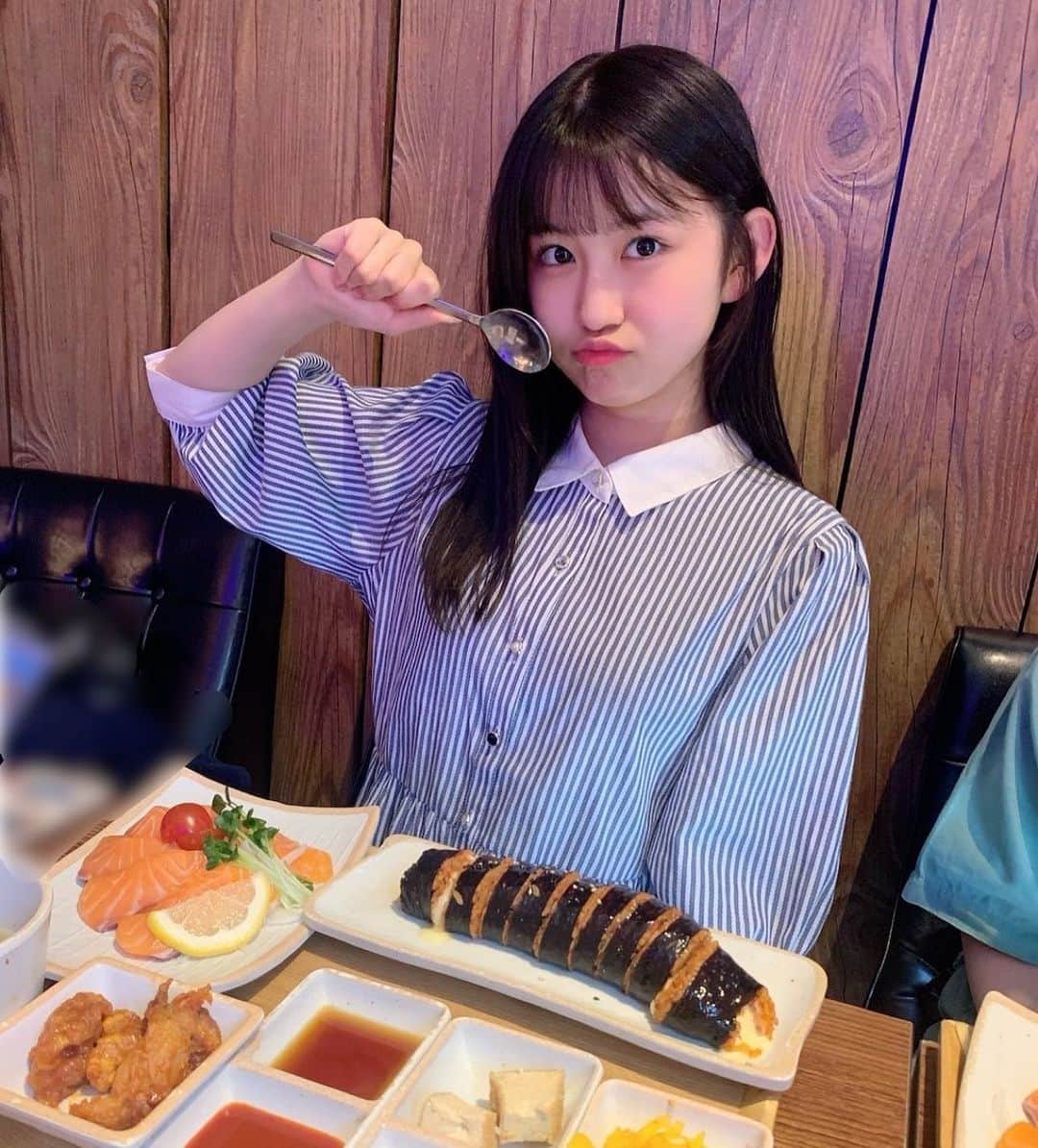 ゆめ & じゅなのインスタグラム：「家族で韓国料理食べてきましたっ！！  チーズキンパがめっちゃめっちゃ美味しくて、お腹いっぱい食べました！！  久しぶりに家族でお出かけできて嬉しかったです！！😊  もうすぐ夏休みっ！！  夏休みも勉強と芸能活動、がんばりますっ！！  #野崎結愛 #高校一年生 #fjk #韓国料理  #家族 #お出かけ #新大久保 #美味しい  #チーズキンパ #もうすぐ #夏休み  #勉強 #芸能活動 #がんばります  #宿題 #多い #😭」